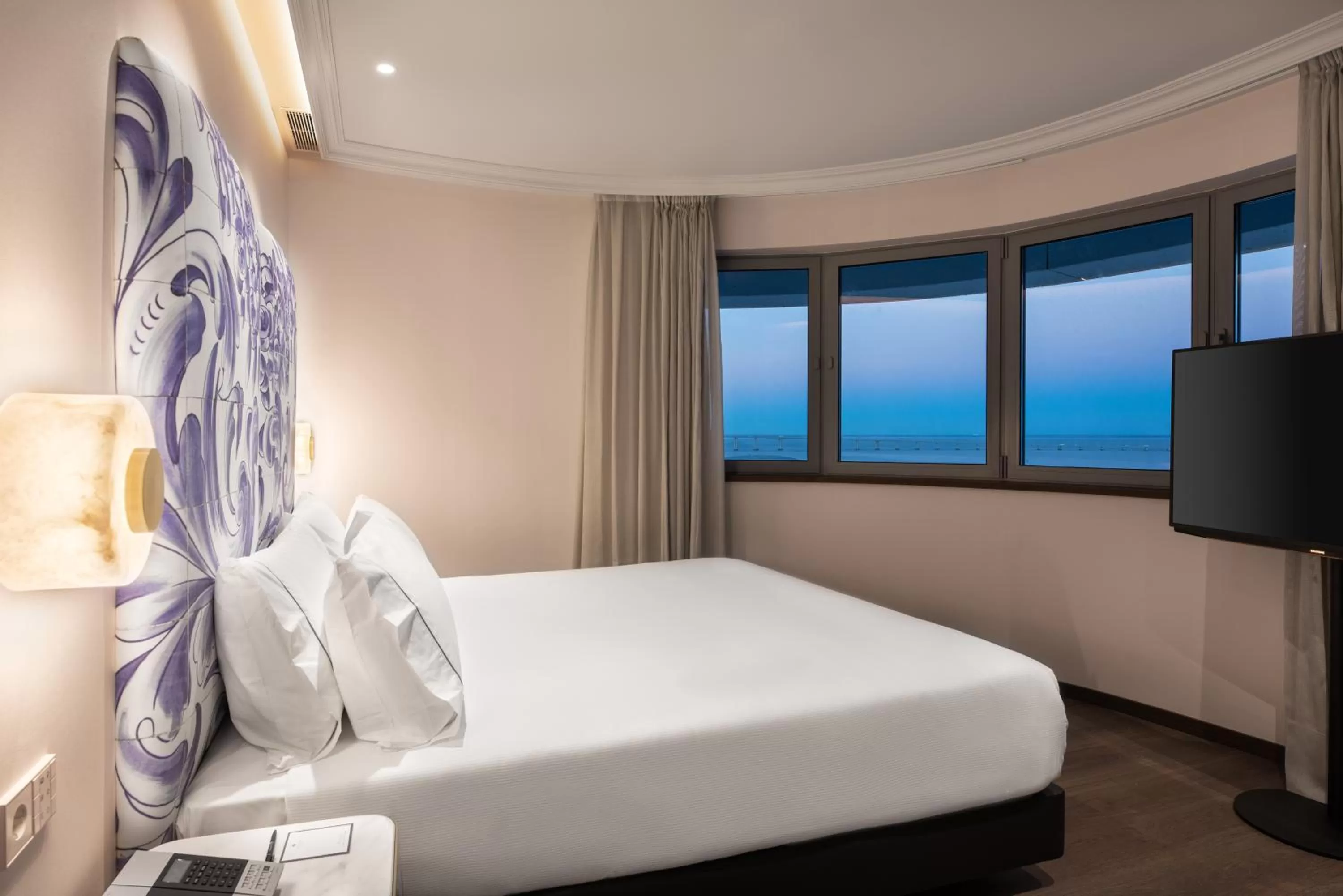 Photo of the whole room, Bed in Eurostars Universal Lisboa