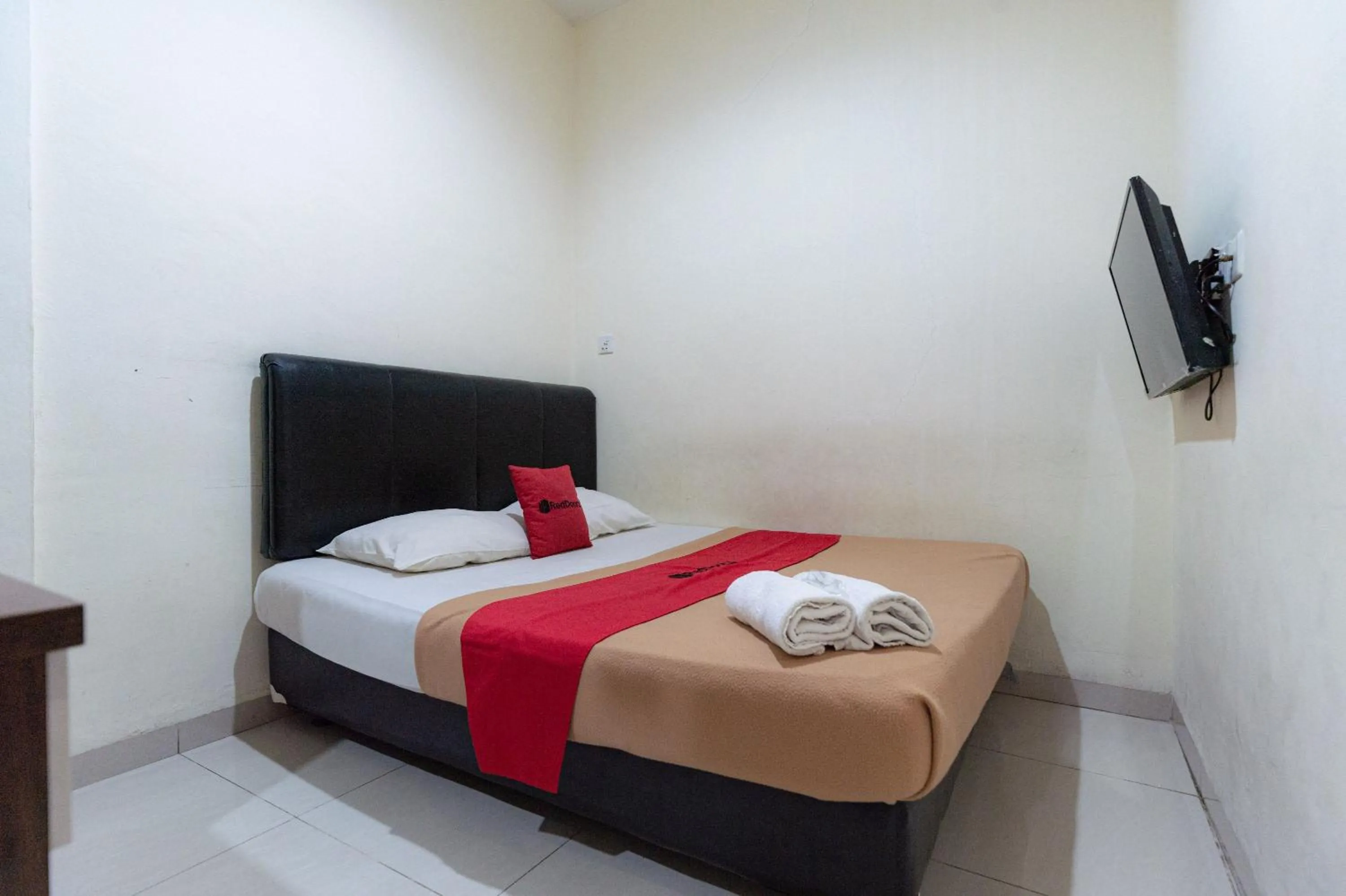 Bedroom, Bed in RedDoorz at Nagoya Indah Batam