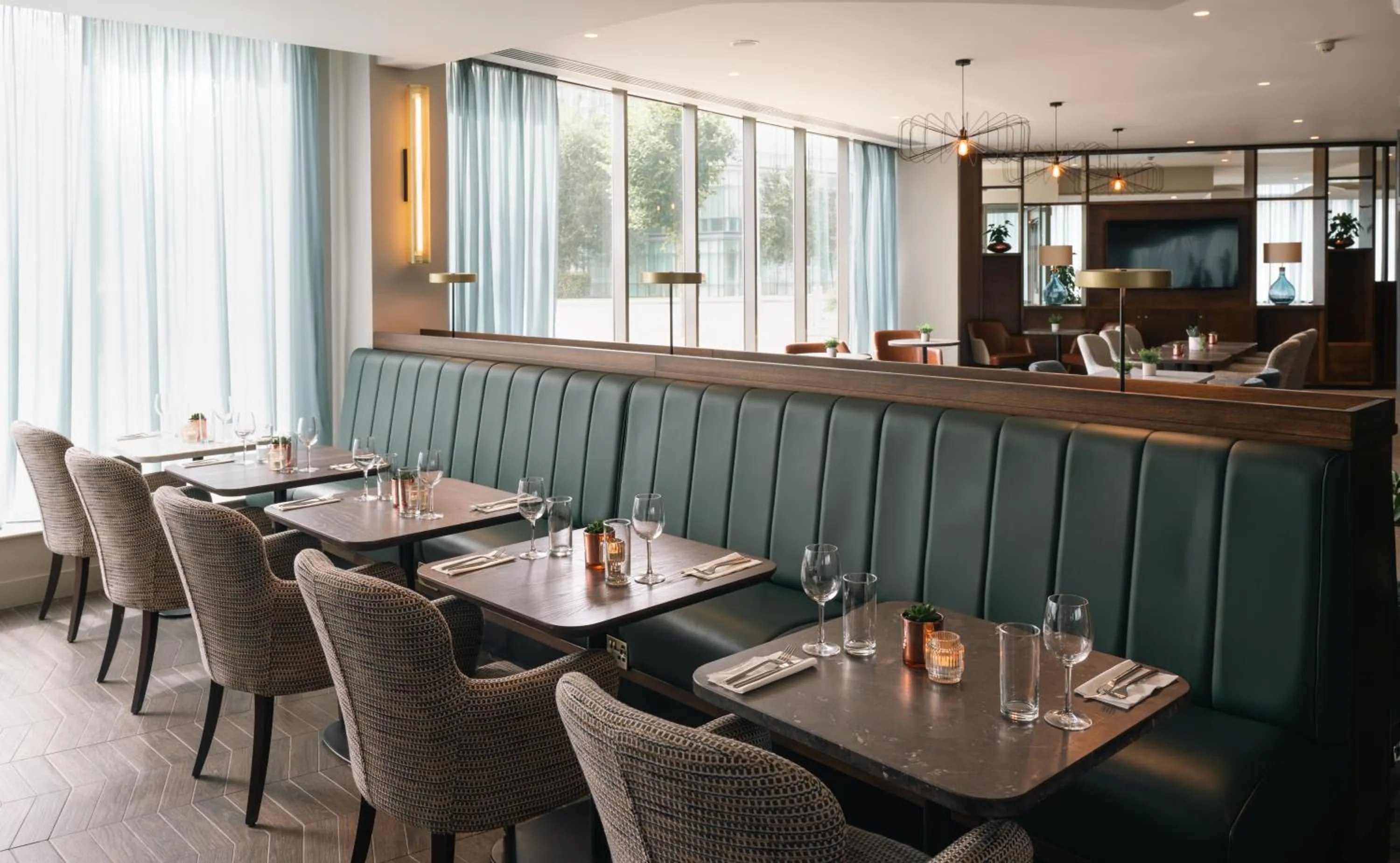 Restaurant/places to eat in Aspect Hotel Park West