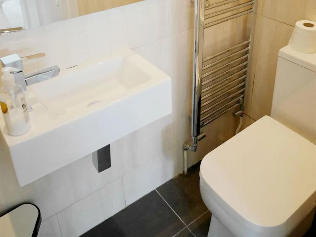 Bathroom in Kew Studios and Rooms