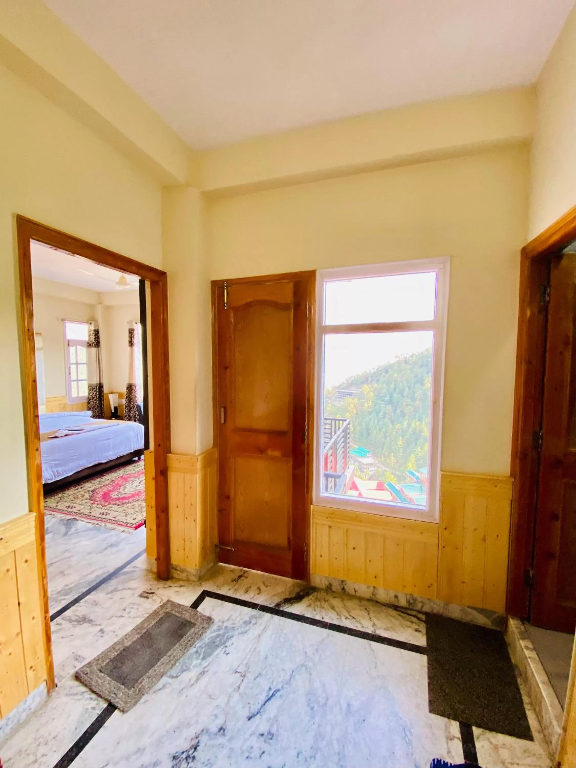 Mountain view, Bed in Sai Cottage Shimla