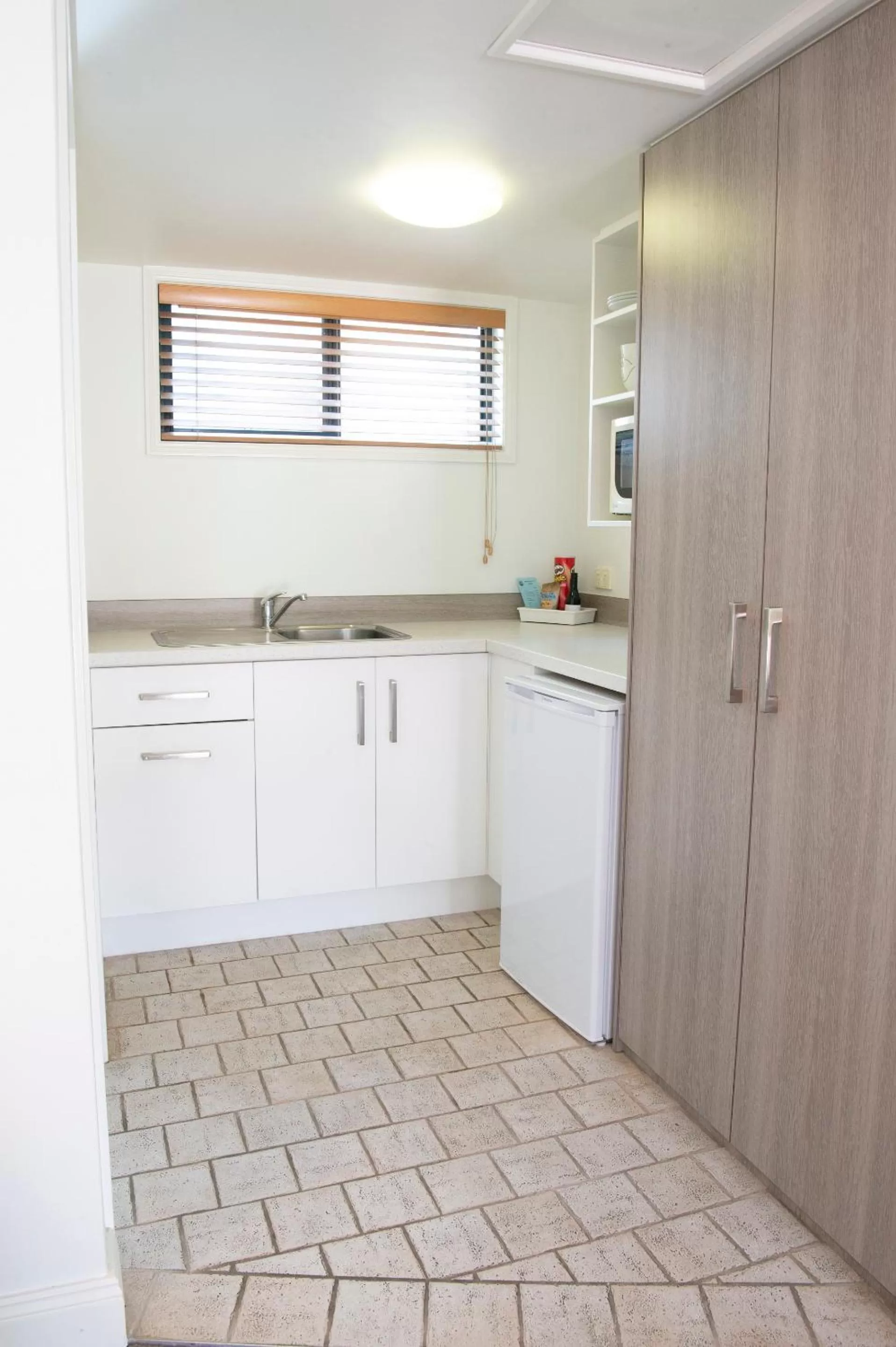 Kitchen or kitchenette in Rockpool Motor Inn