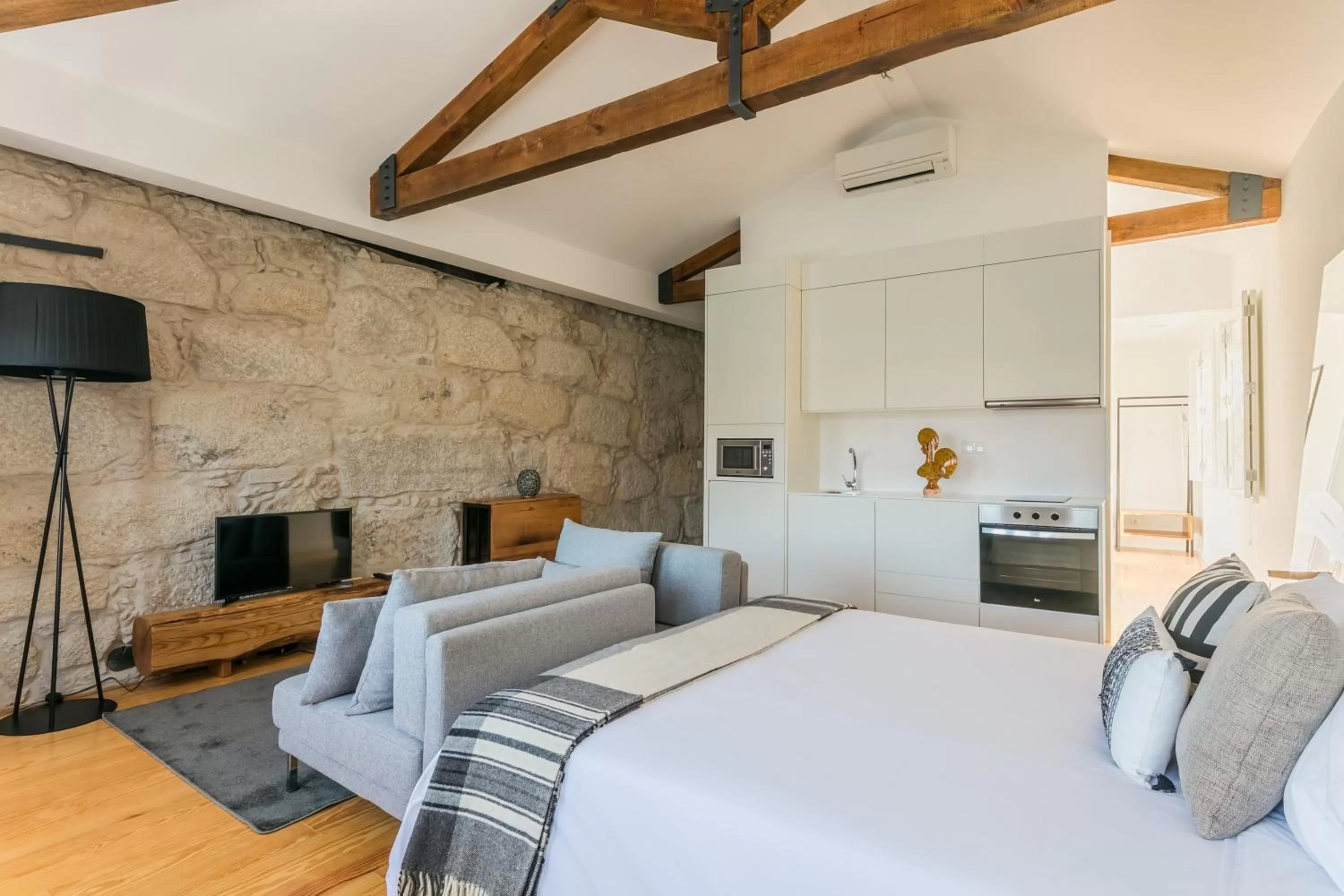 Photo of the whole room in Porto River