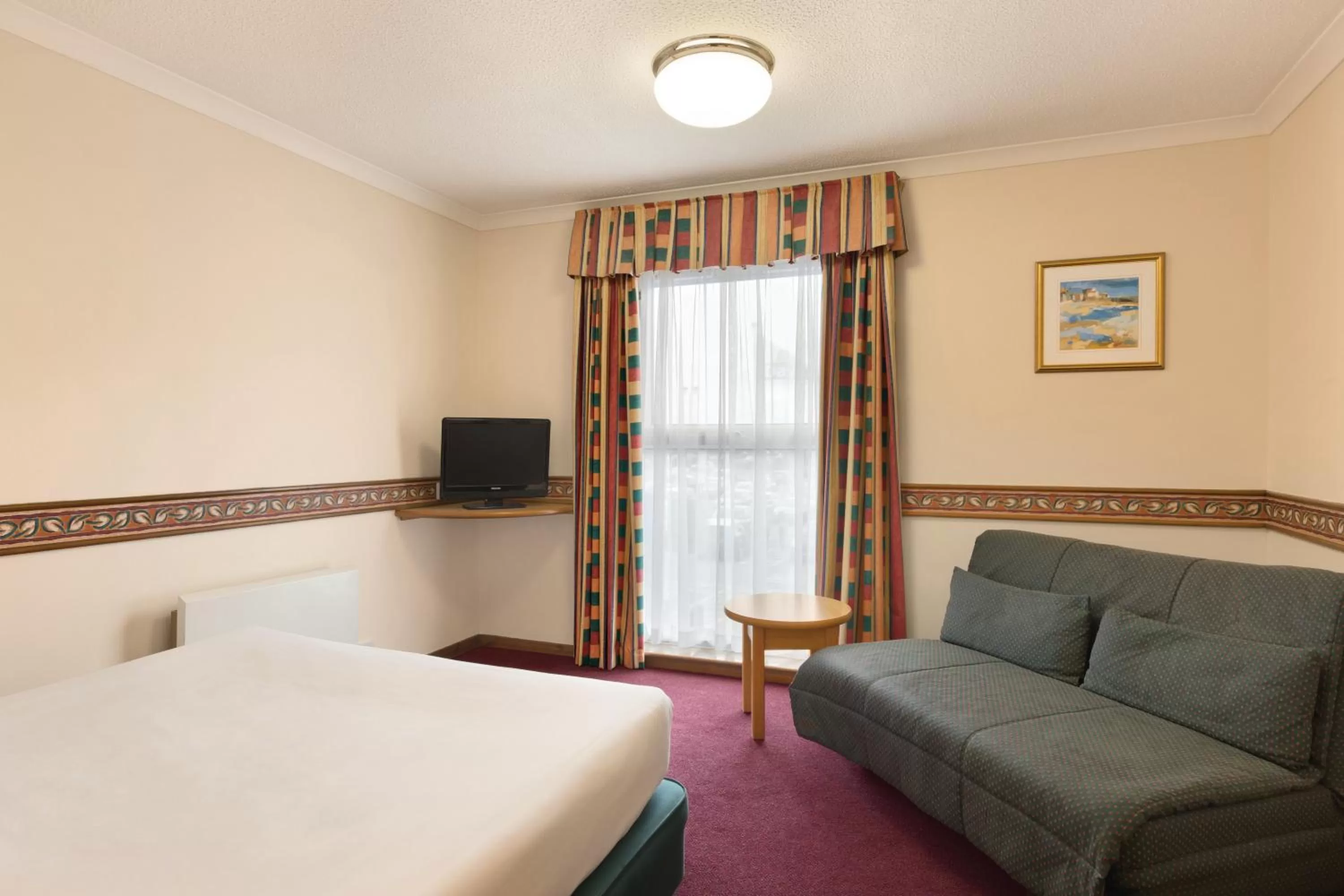 Photo of the whole room, Bed in Days Inn Hotel Leicester