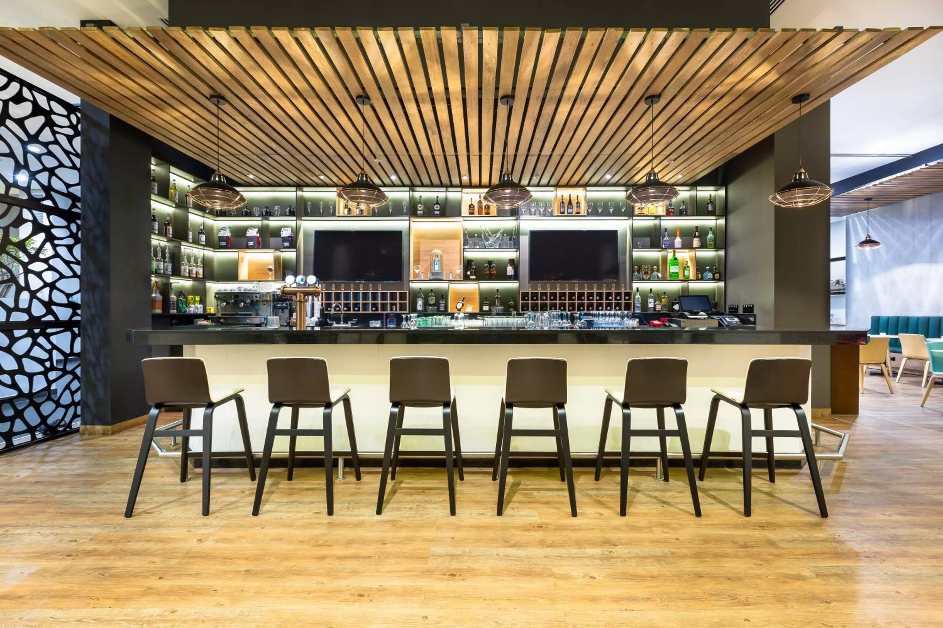 Lounge or bar in Holiday Inn Panama Distrito Financiero by IHG