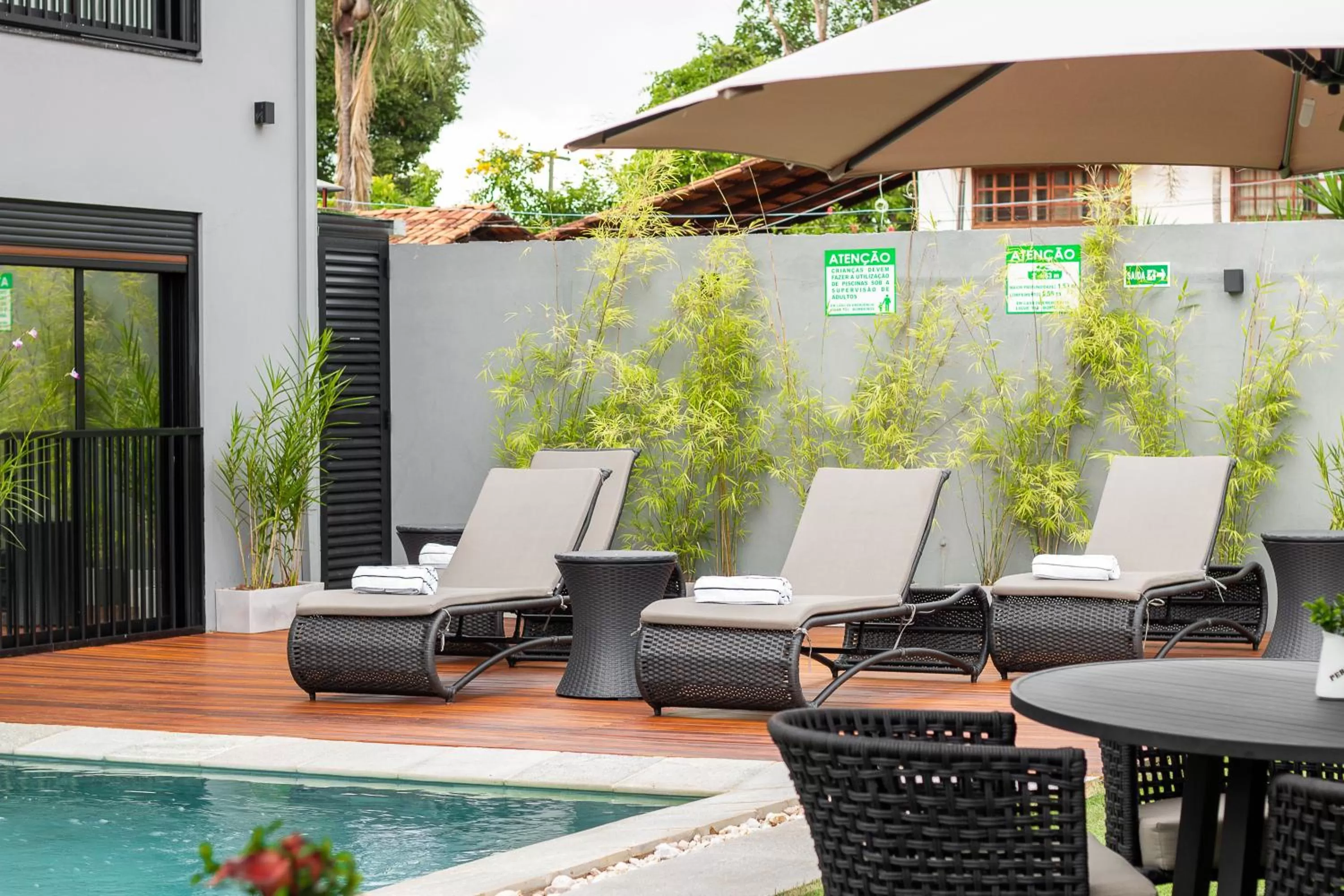 sunbed, Swimming Pool in Pousada Flores do Carmo