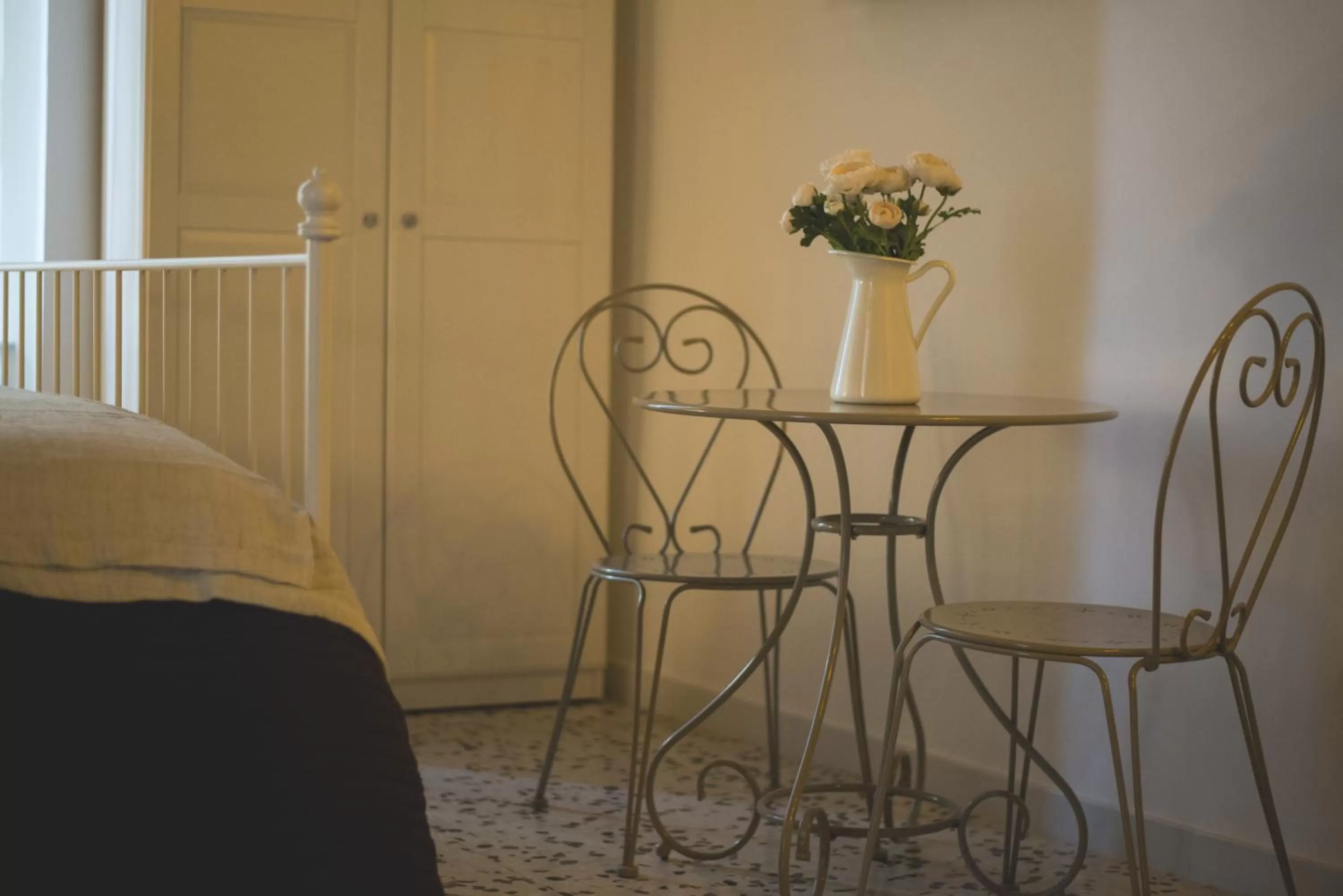 Decorative detail, Bed in Elegant B&B - Il Vicolo storico