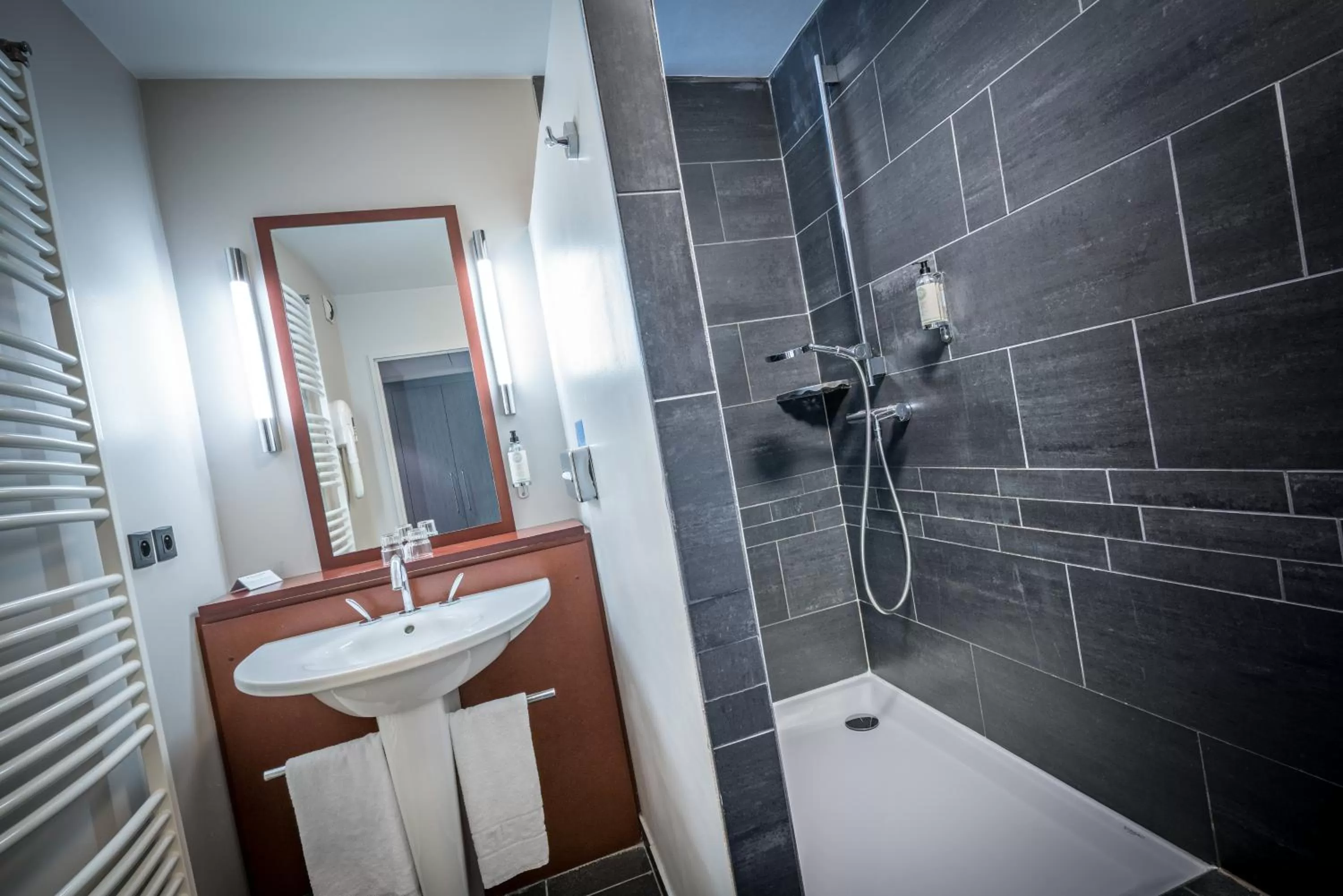 Bathroom in Best Western Plus Hôtel Gergovie