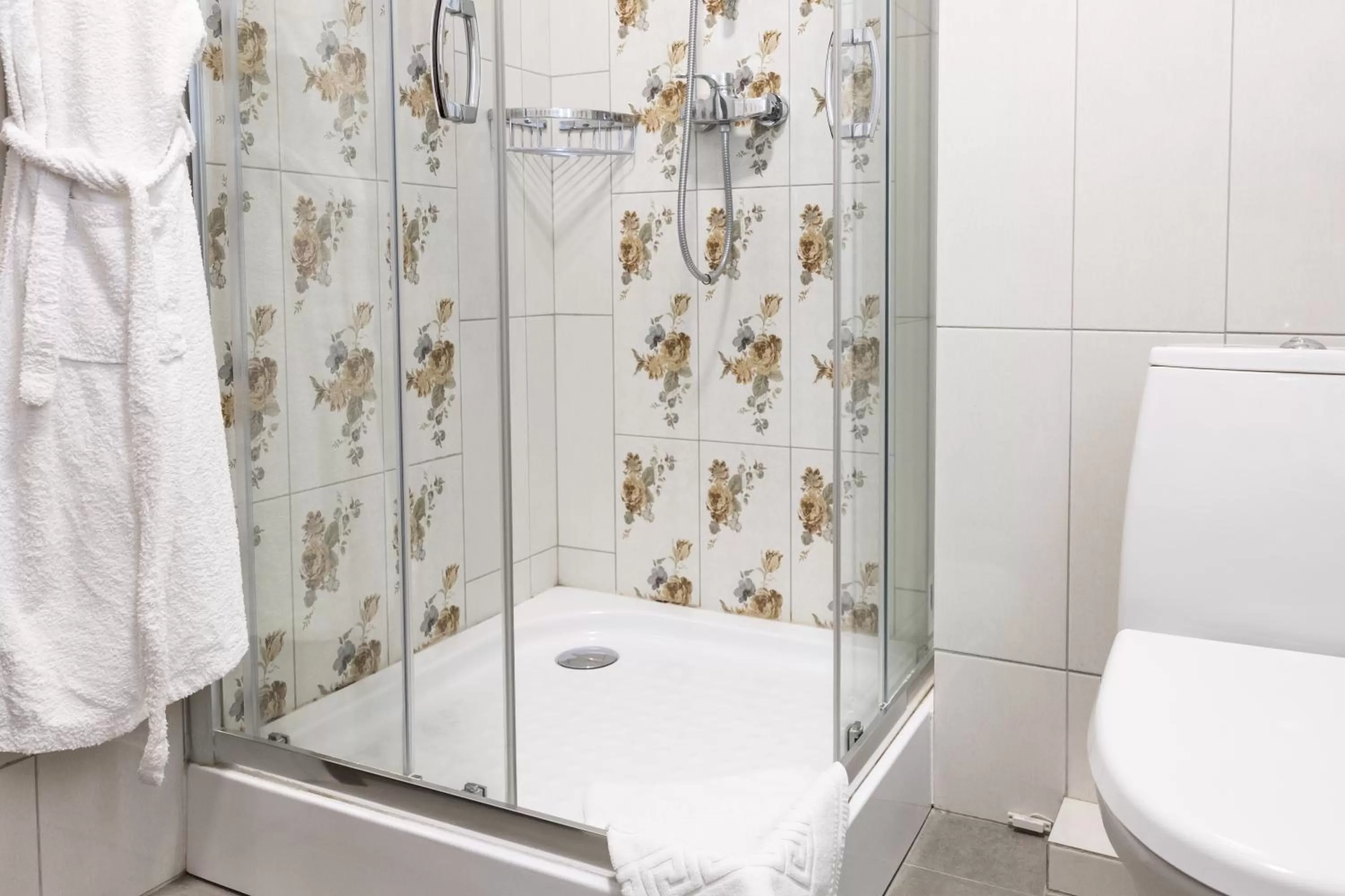 Shower, Bathroom in Hotel "Mandarin Clubhouse"