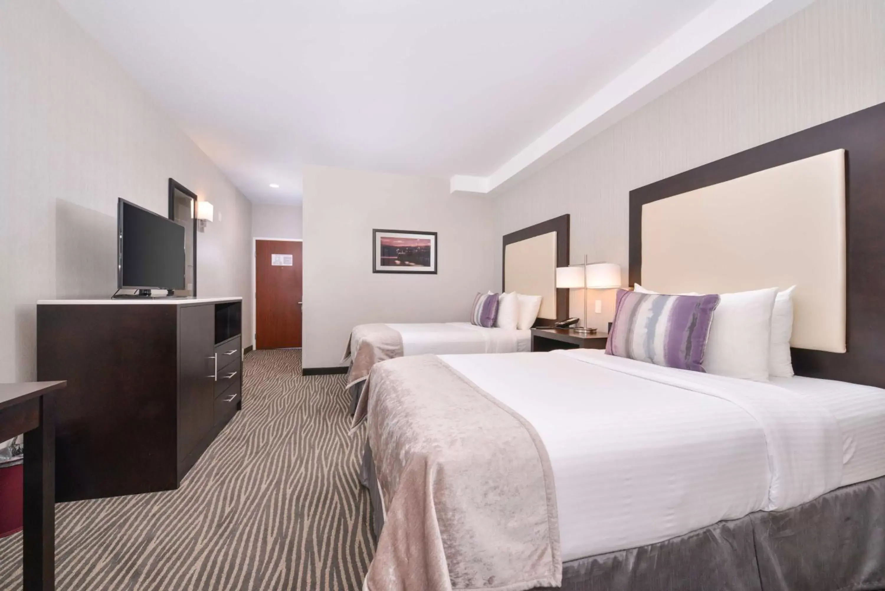 Double Room with Two Double Beds and Roll-In Shower - Disability Access in Best Western Plus Hotel at the Convention Center Double Room with Two Double Beds and Roll-In Shower - Disability Access in Best Western Plus Hotel at the Convention Center