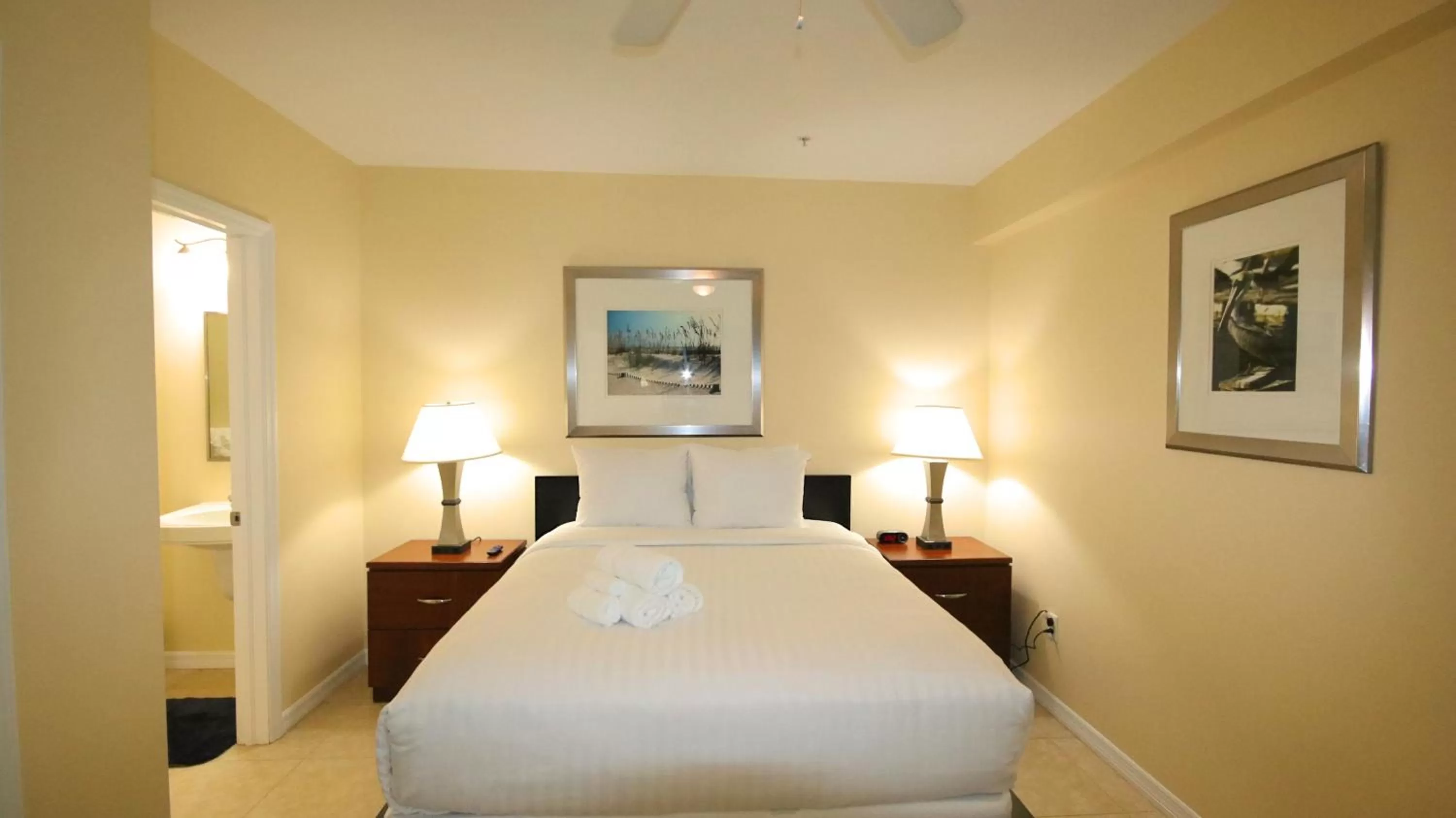 Bed in John's Pass Hotel - Fully Remote Check In