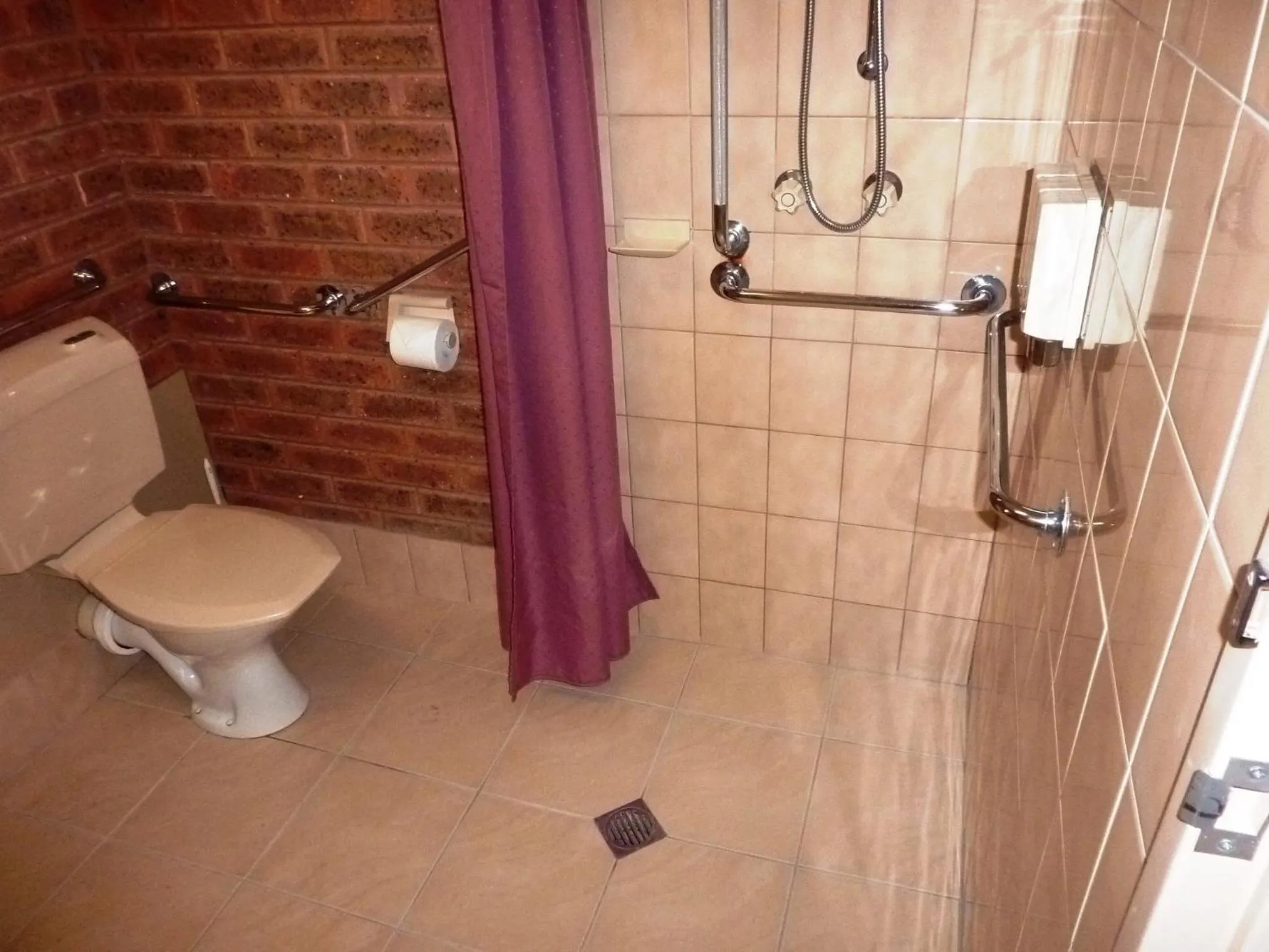 Bathroom in Central Yarrawonga Motor Inn