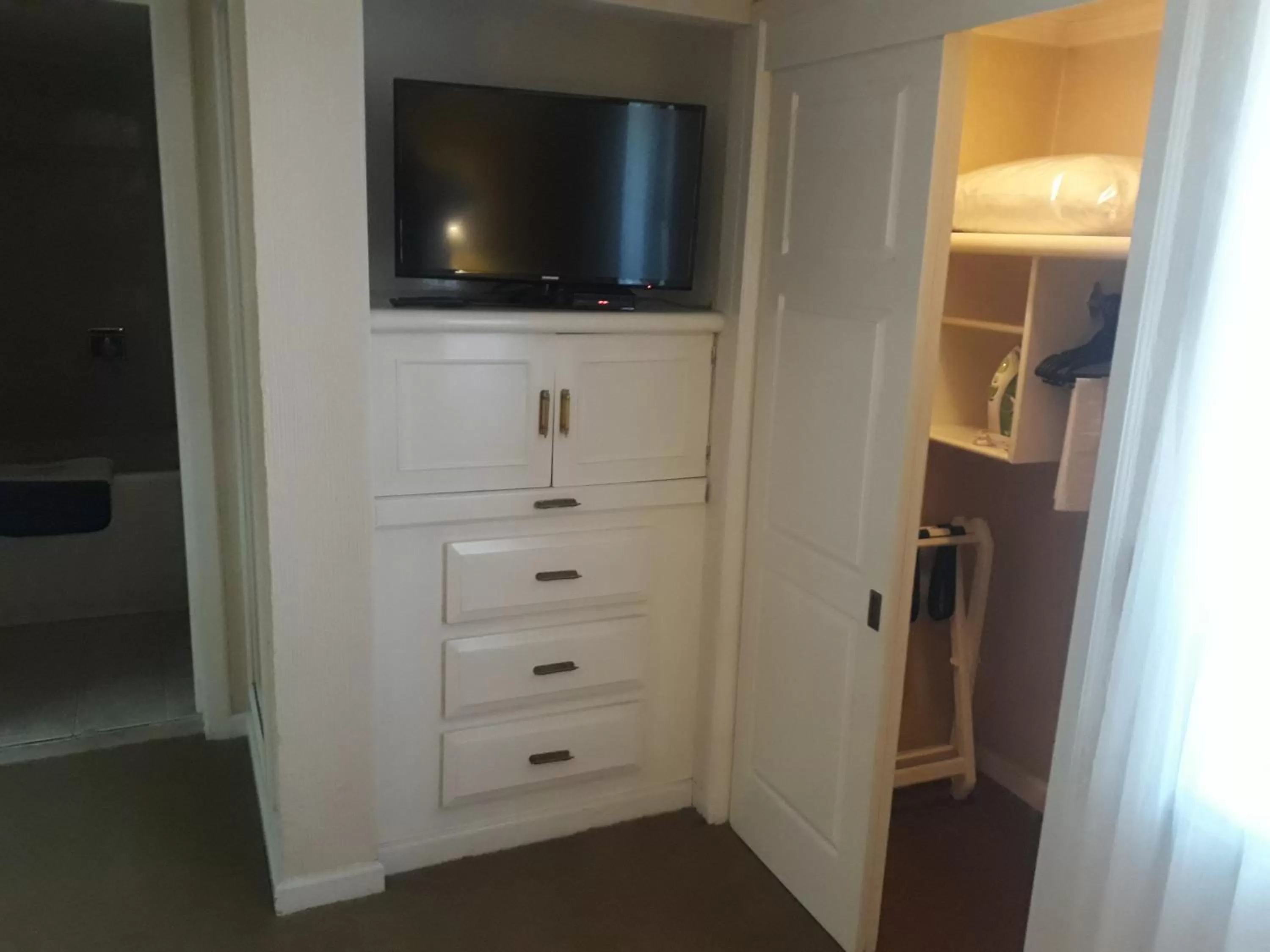 TV and multimedia in Country Plaza