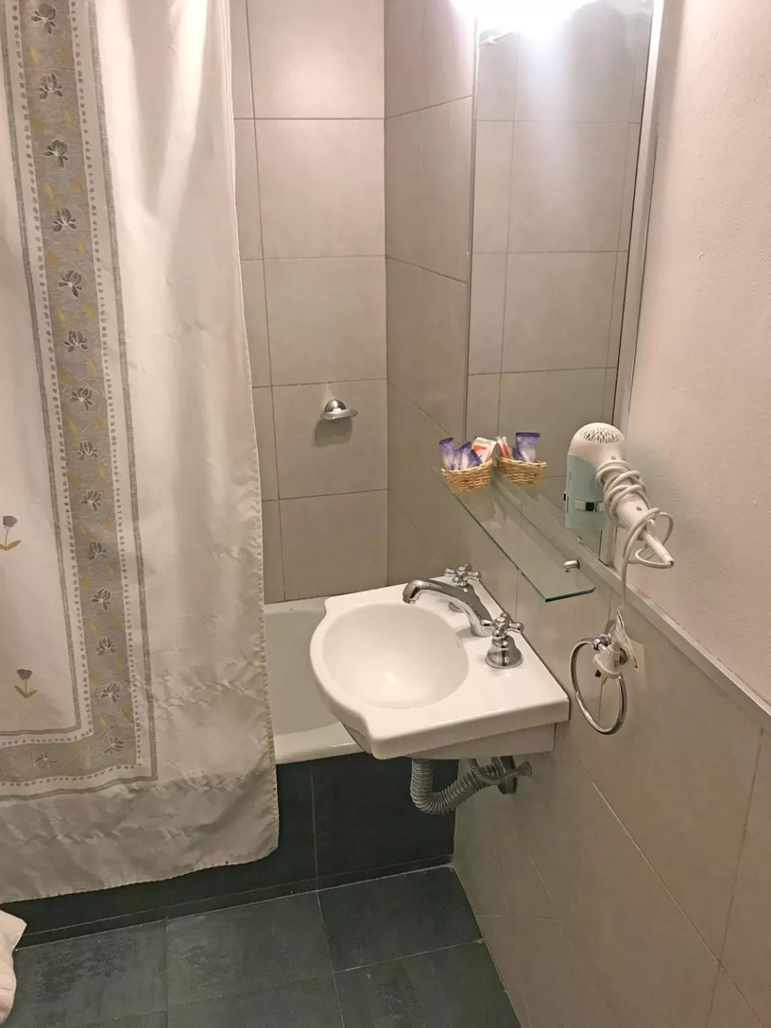 Shower in Hotel Sussex