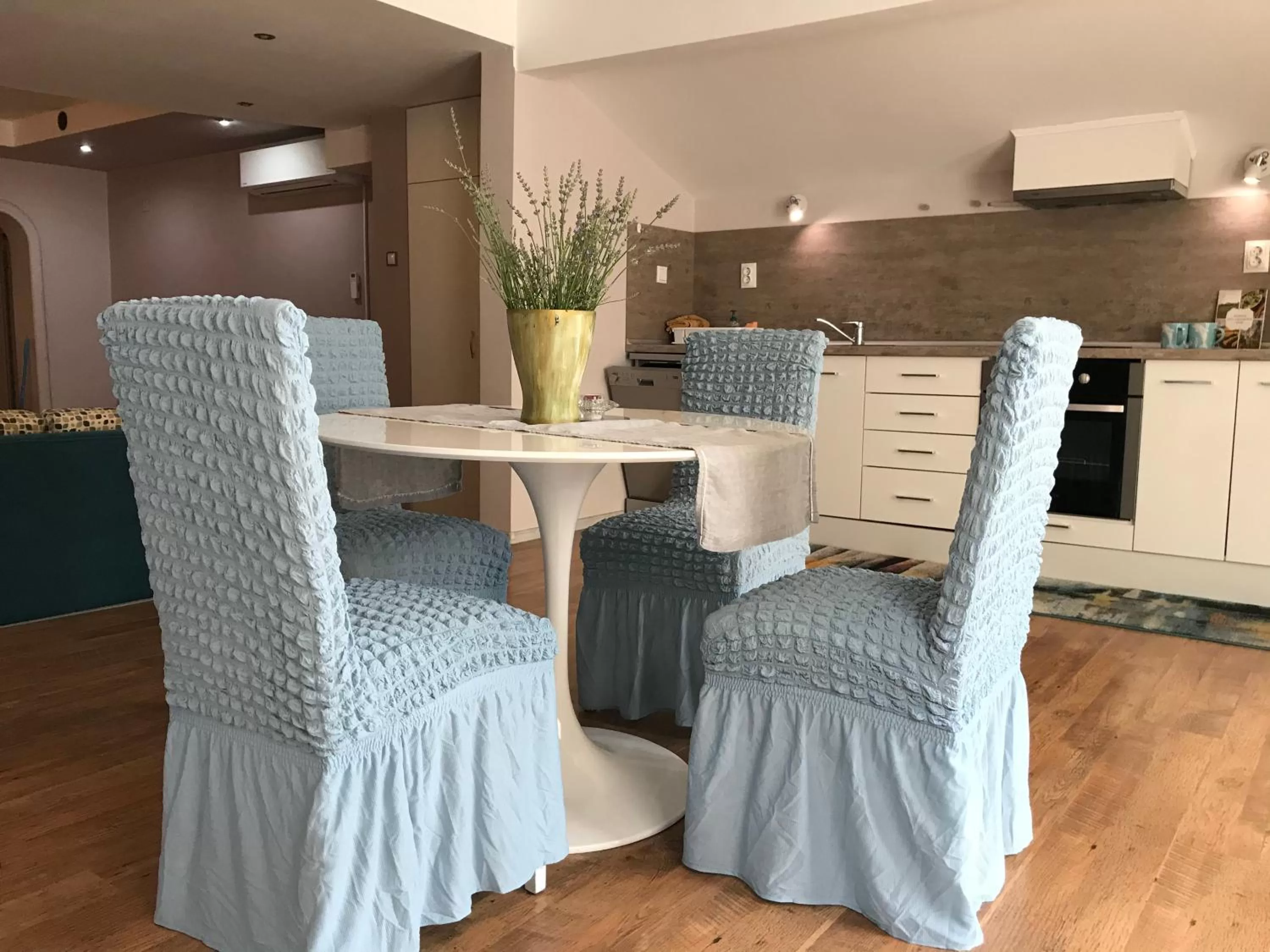 Kitchen or kitchenette in White Rose Family Guest House