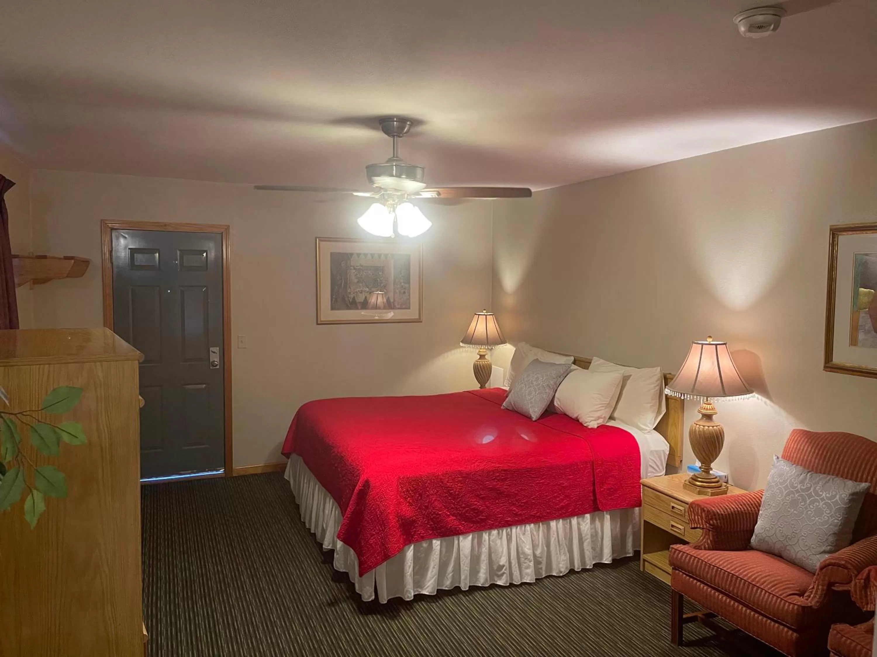 Bed in Pikes Peak Inn