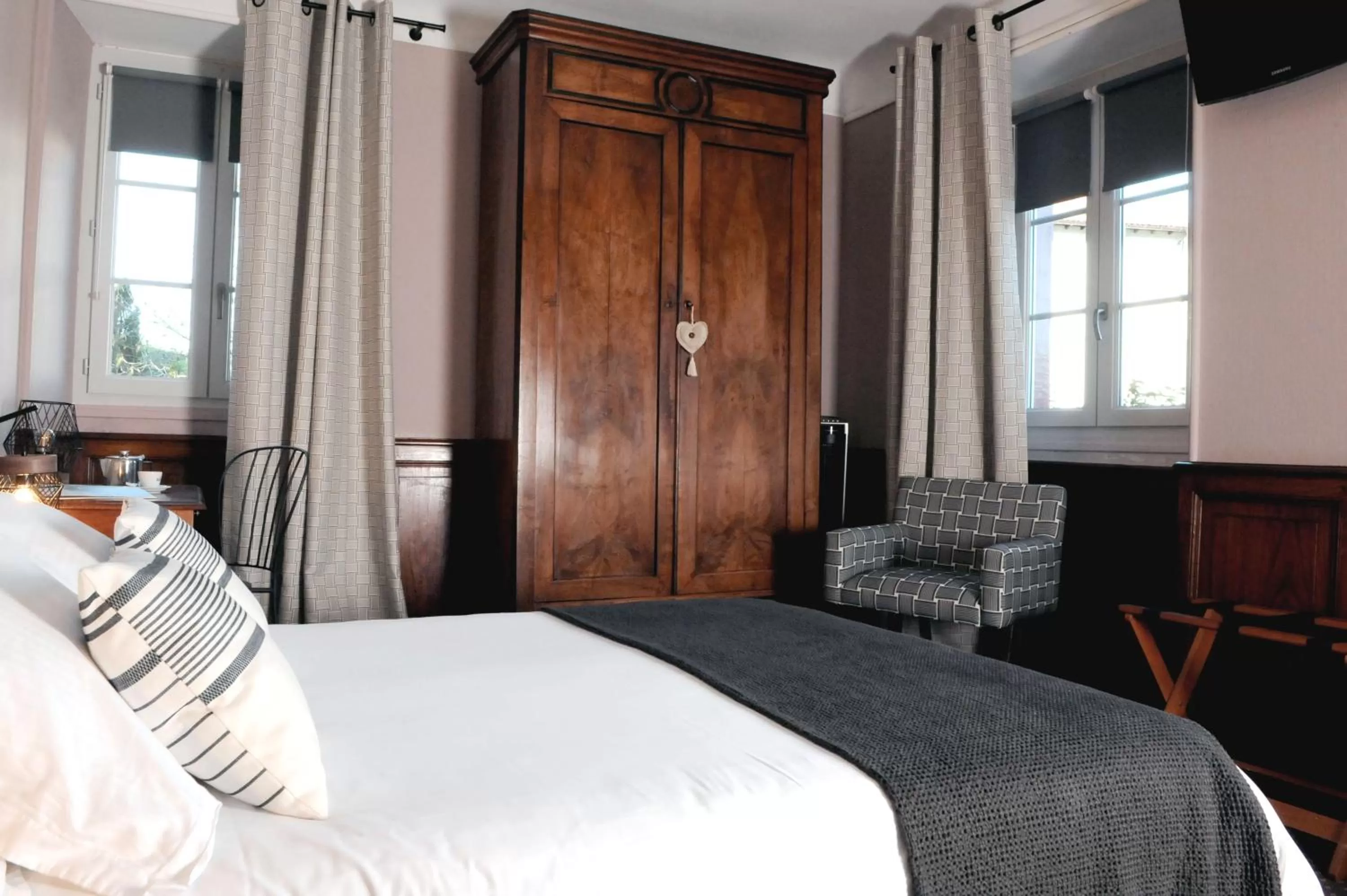 Bed in Logis Hôtel du Chêne