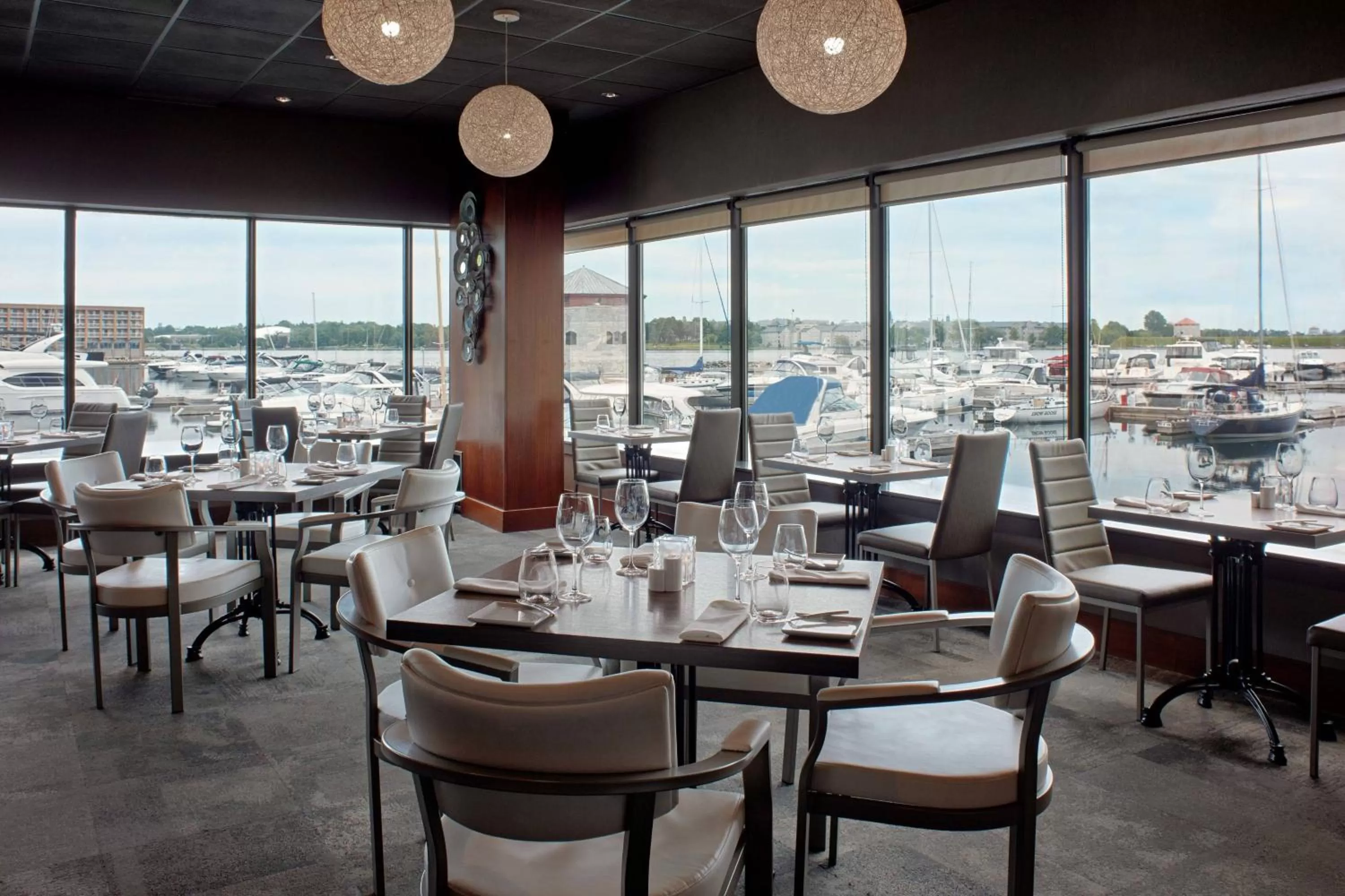 Lounge or bar in Delta Hotels by Marriott Kingston Waterfront