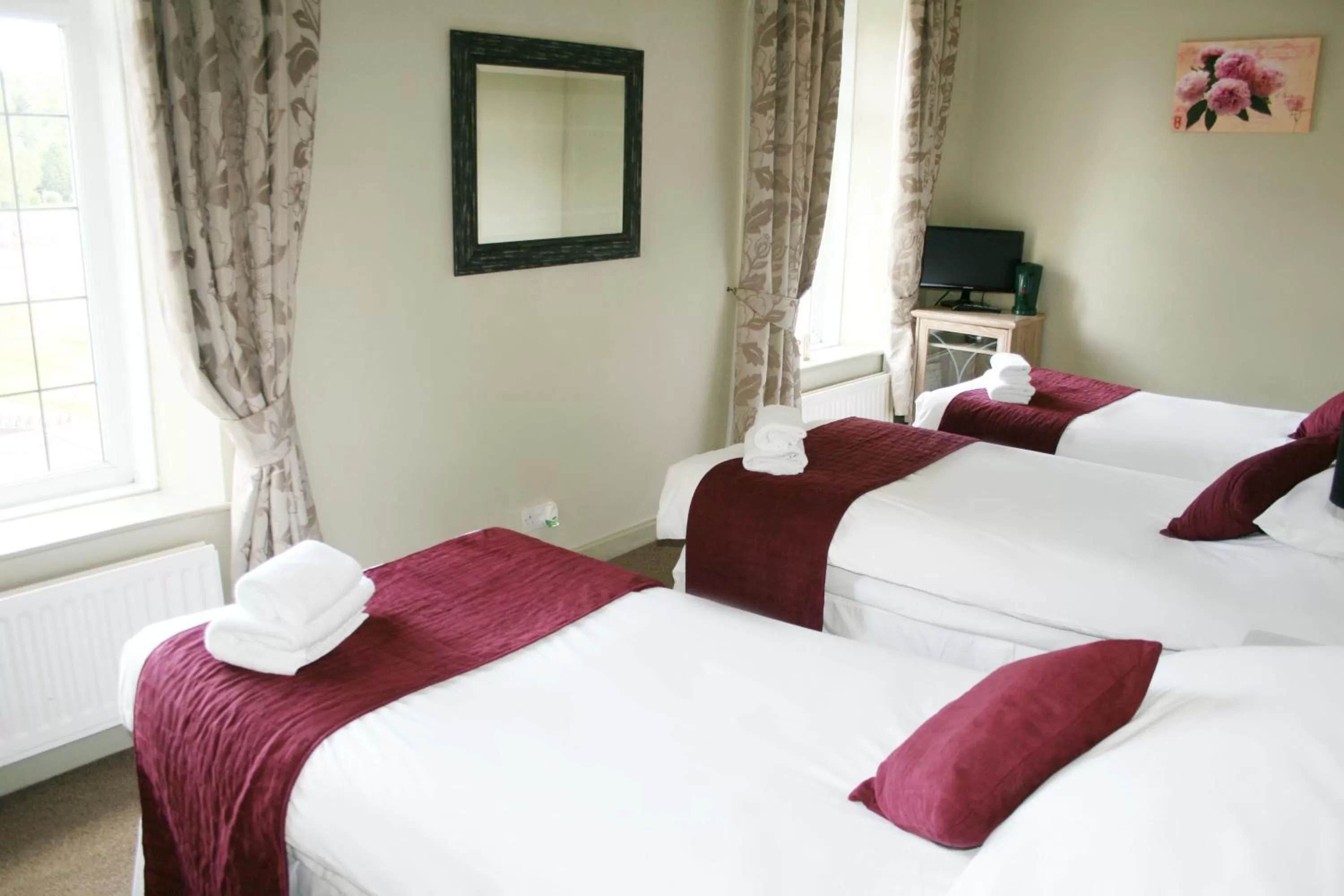 Photo of the whole room, Bed in Anglers Arms