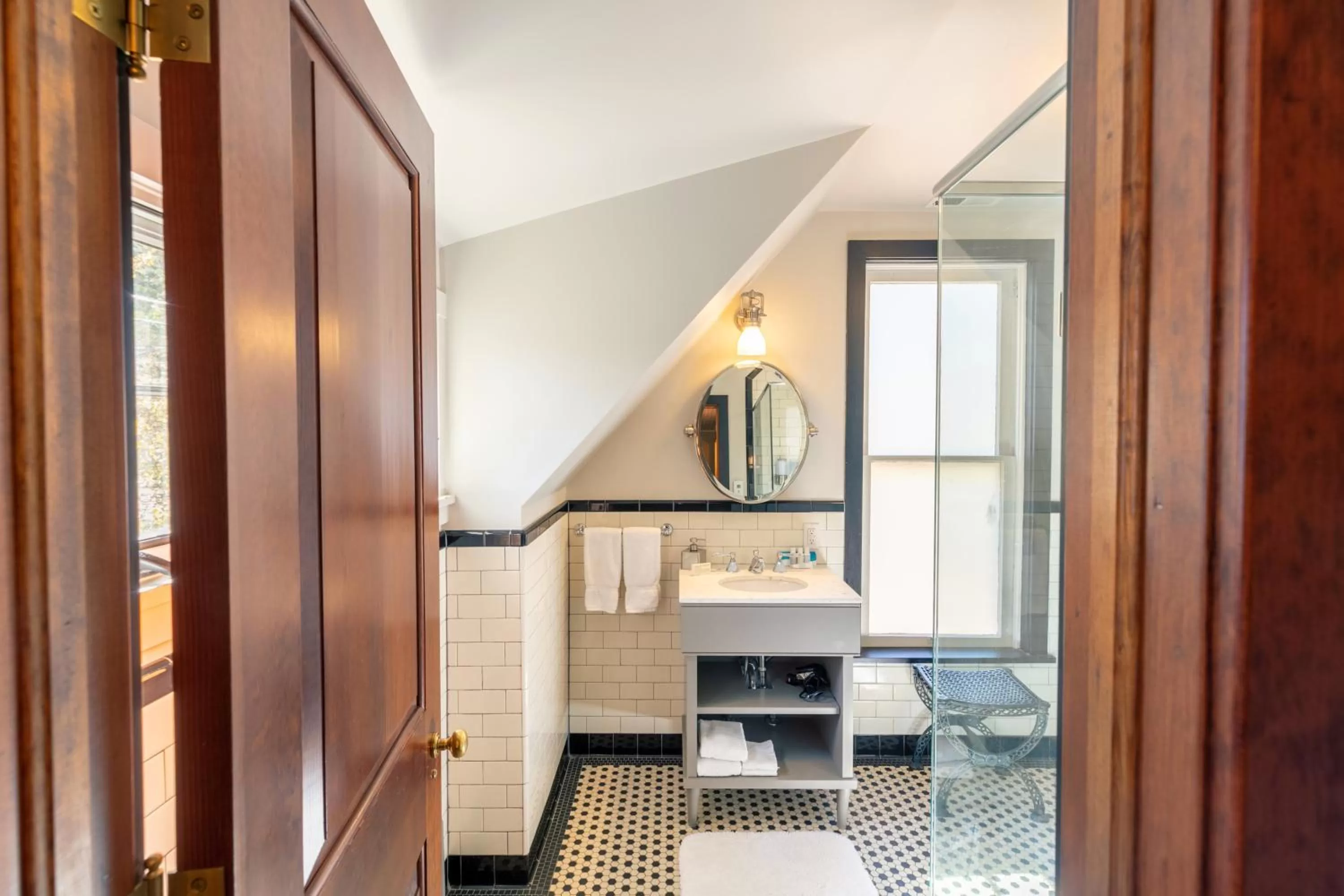 Bathroom, Bed in The Outlook Lodge