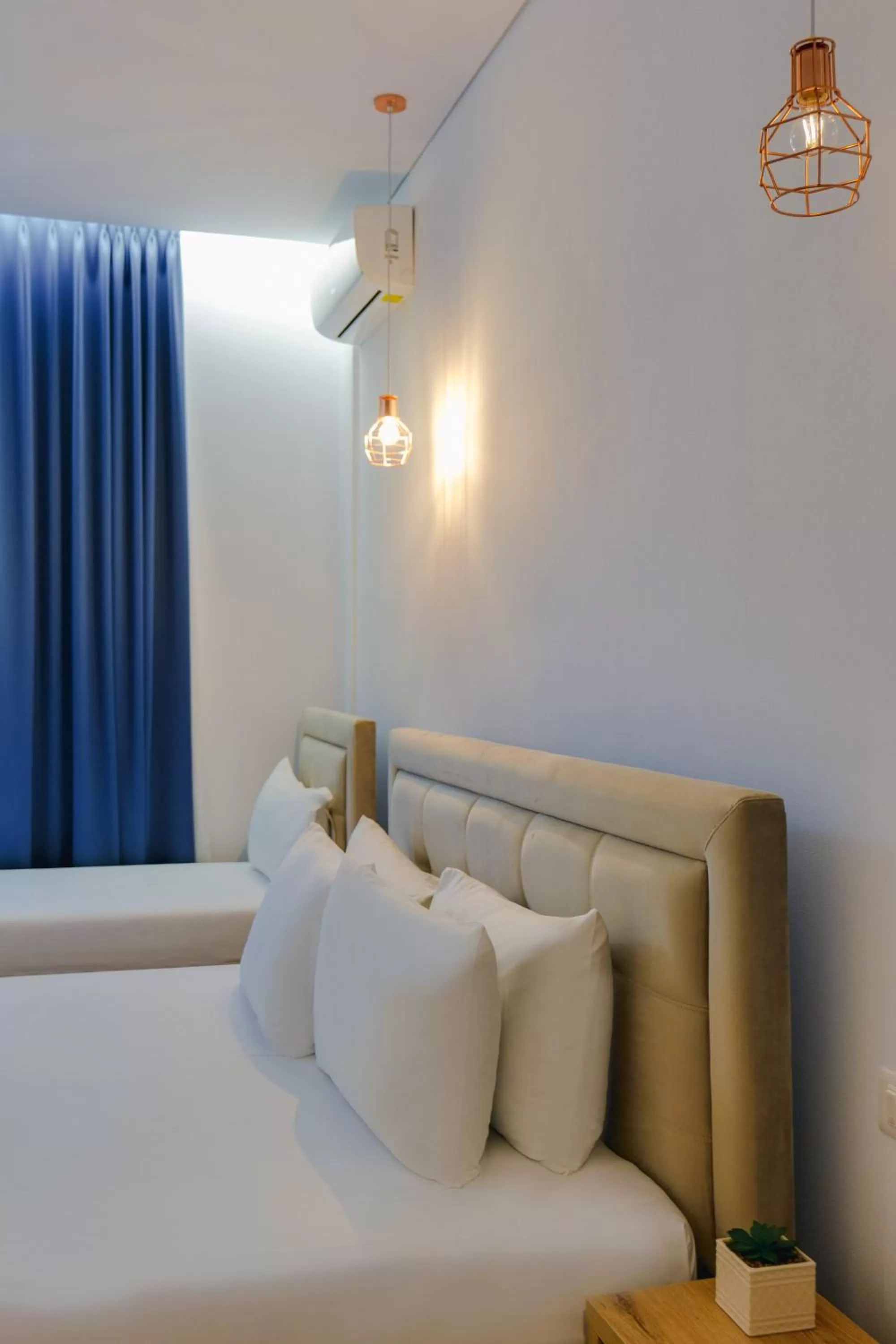 Bed, Seating Area in Otto Hotel