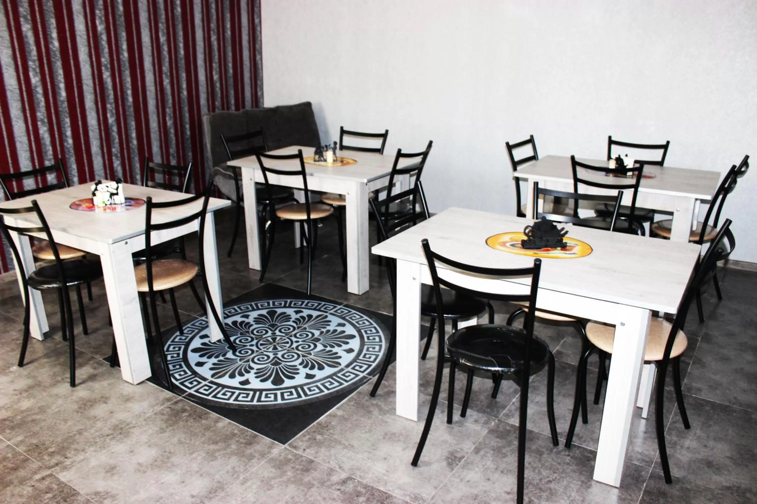 Coffee/tea facilities, Restaurant/Places to Eat in Golden Way