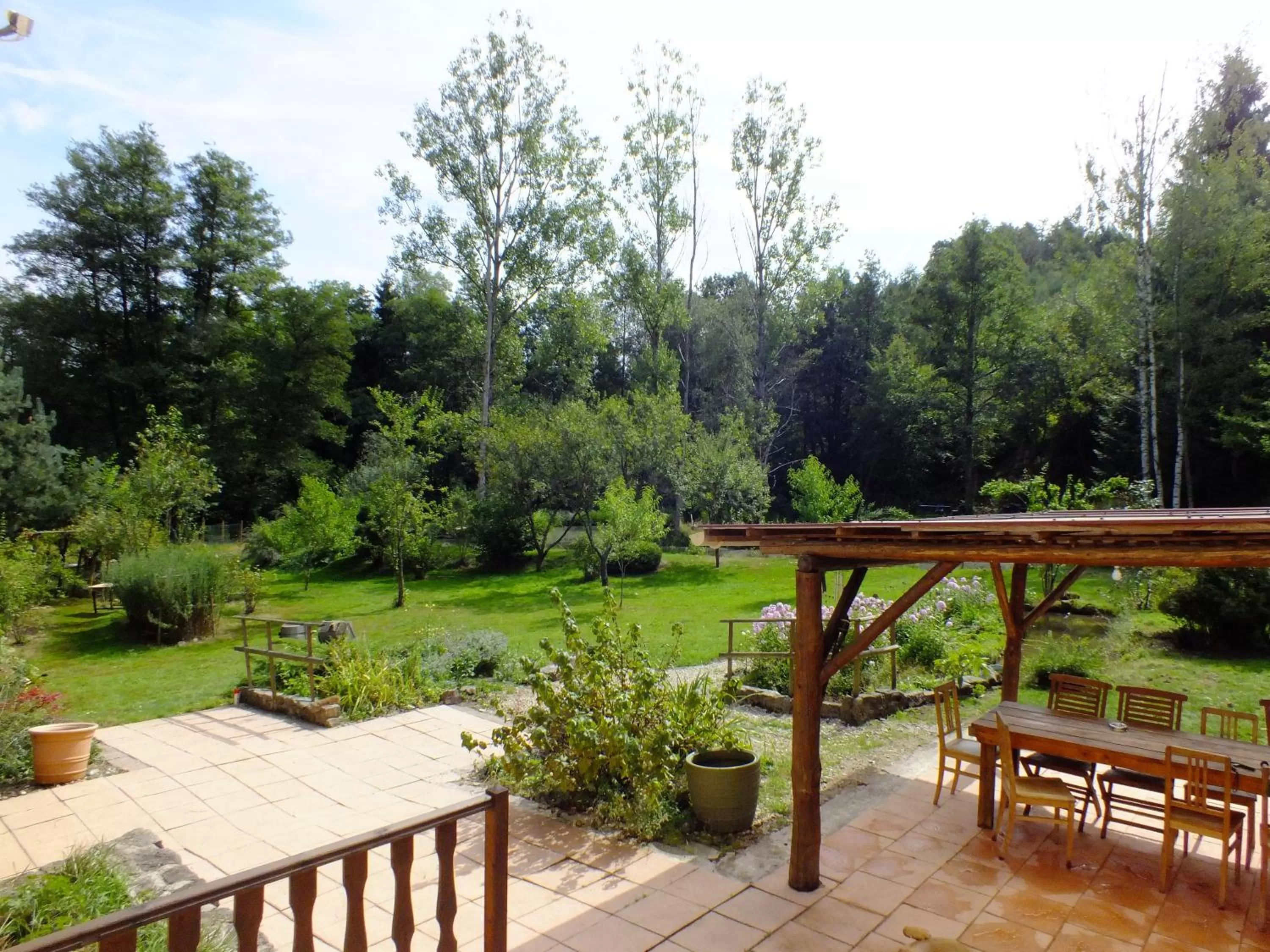 Patio in Chambres d'hôtes La Charmante