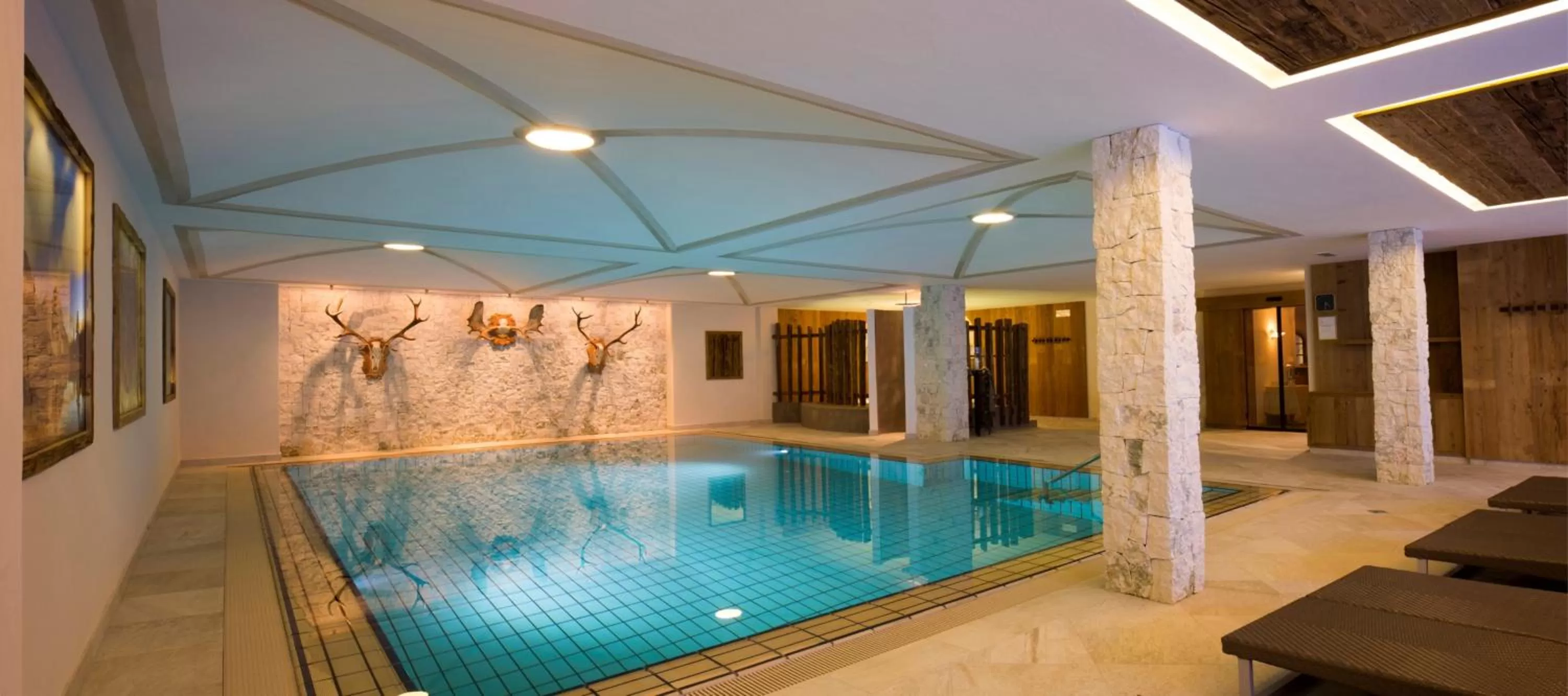 Swimming pool in Hotel Sassongher