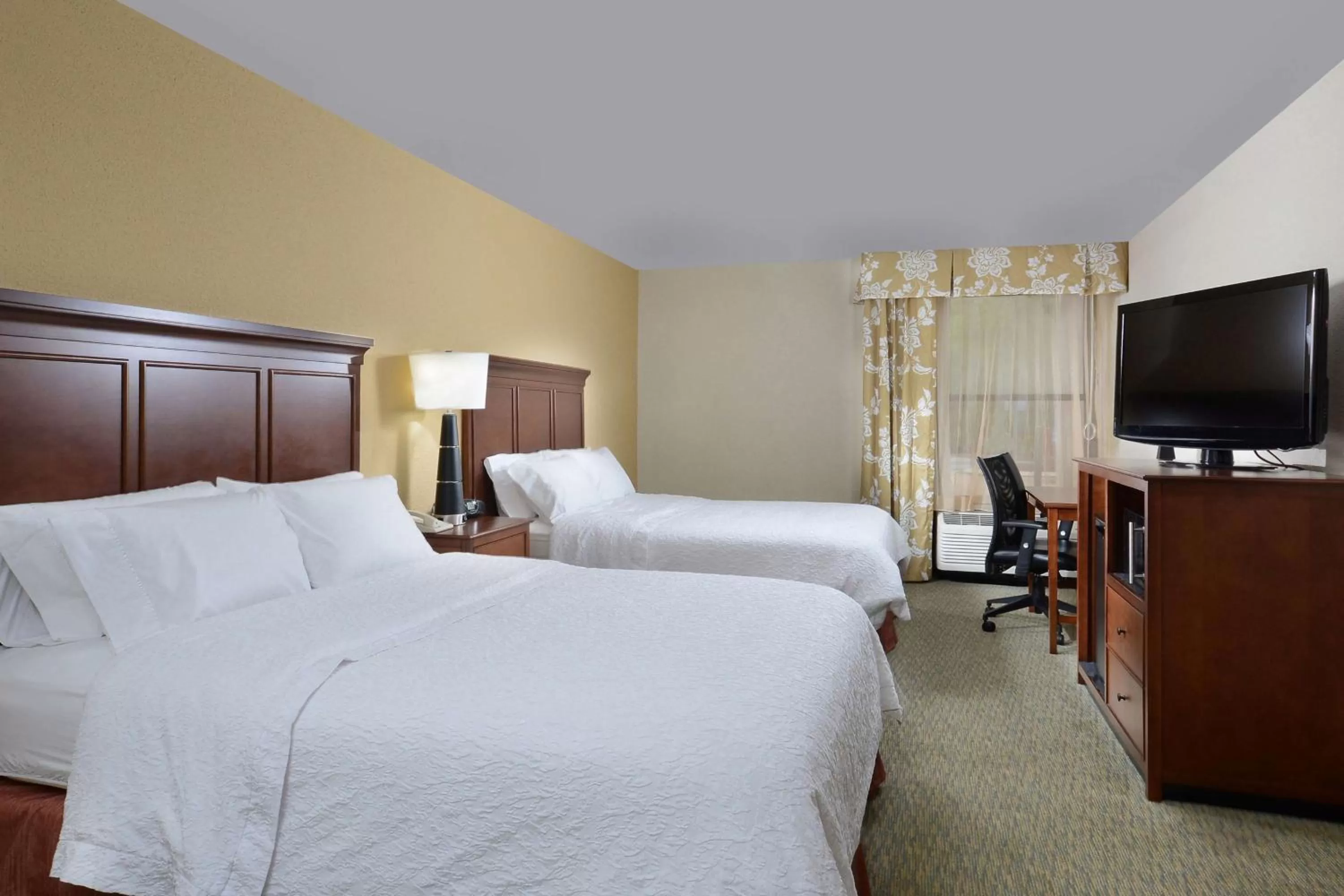 Bed in Hampton Inn Raleigh/Durham Airport