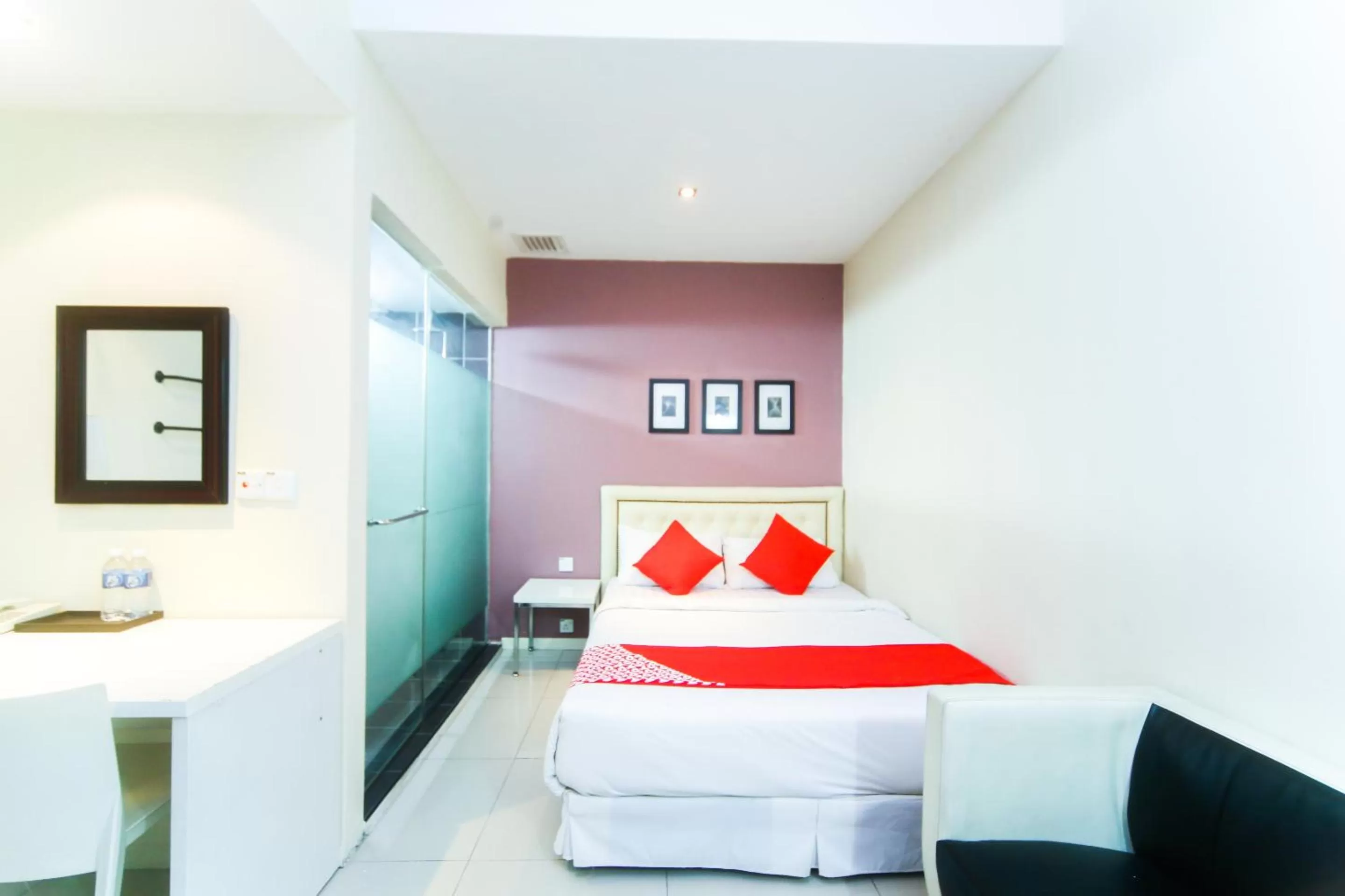 Photo of the whole room, Bed in OYO 777 Epal Hotel