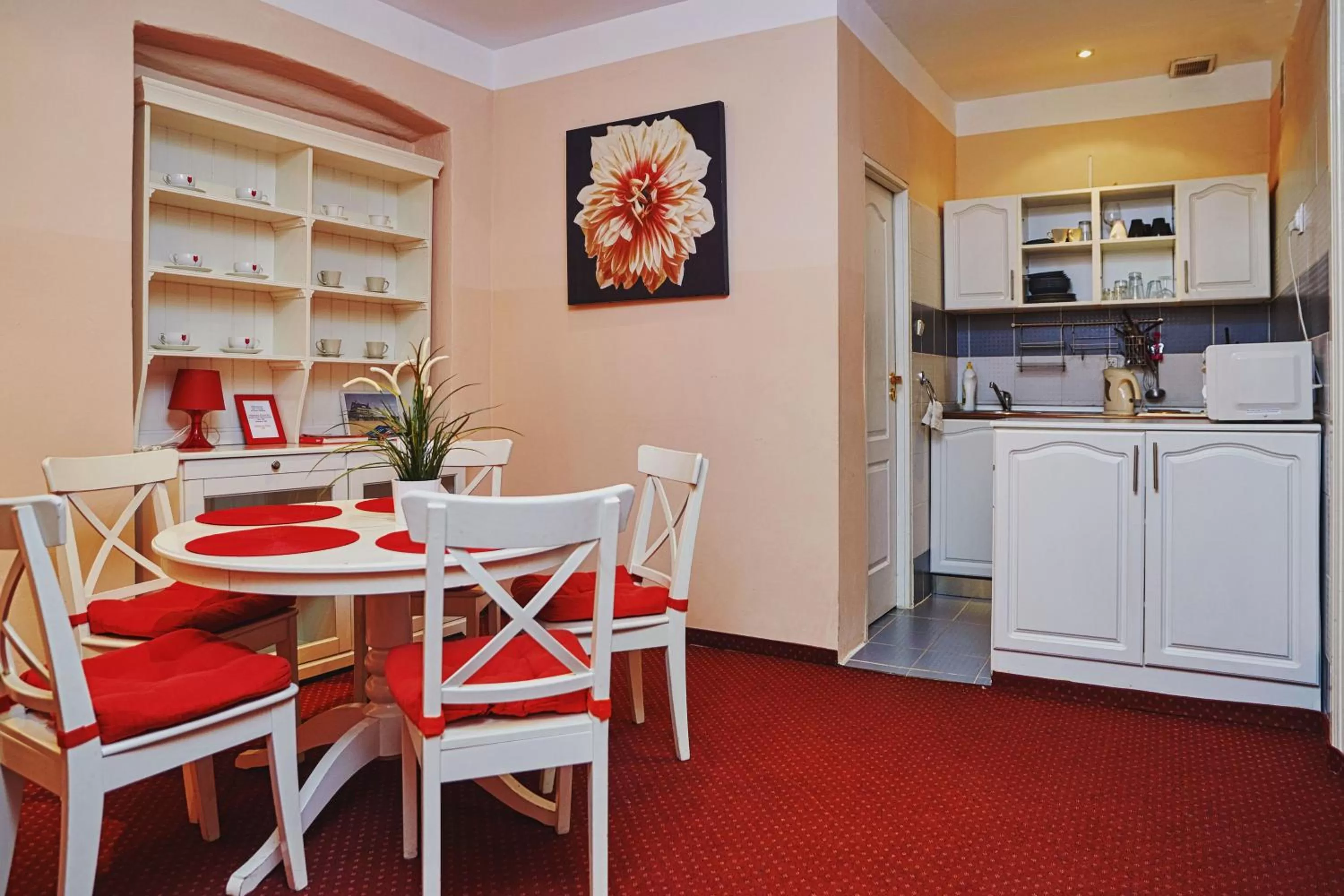 Dining area, Kitchen/Kitchenette in Rembrandt Aparthotel