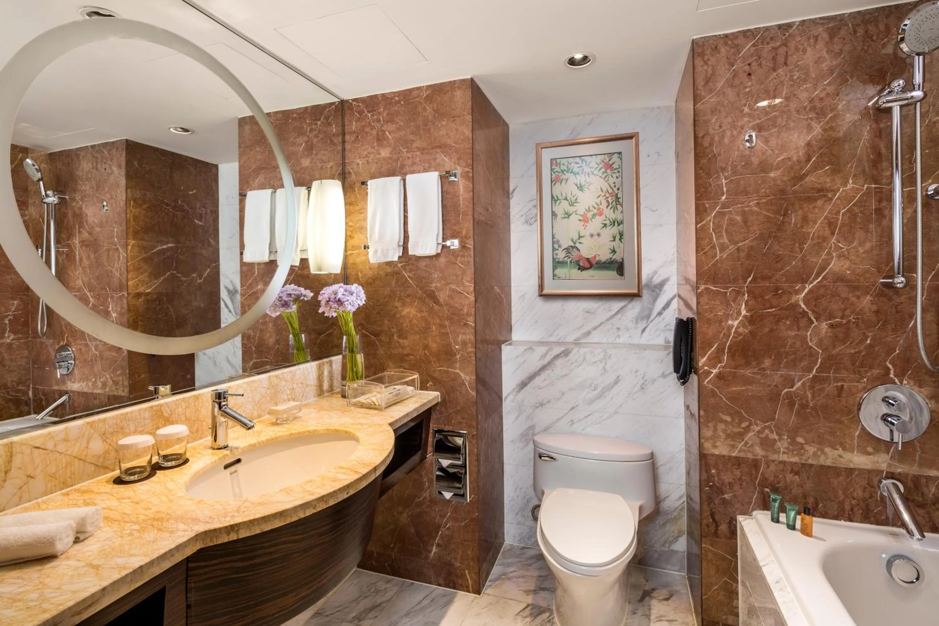 Shower in The Kunlun Jing An