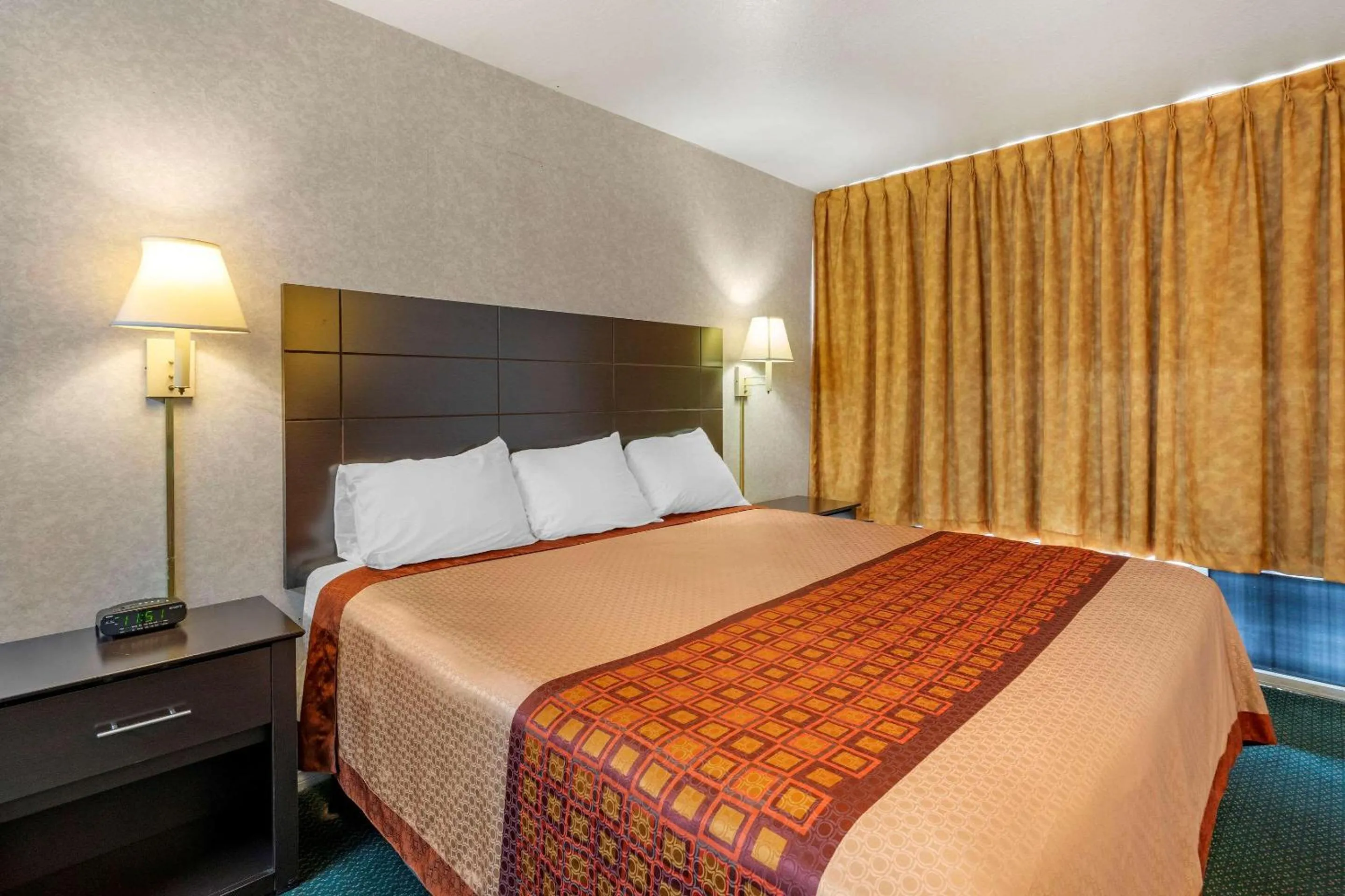 Photo of the whole room, Bed in Rodeway Inn Clearwater-Largo