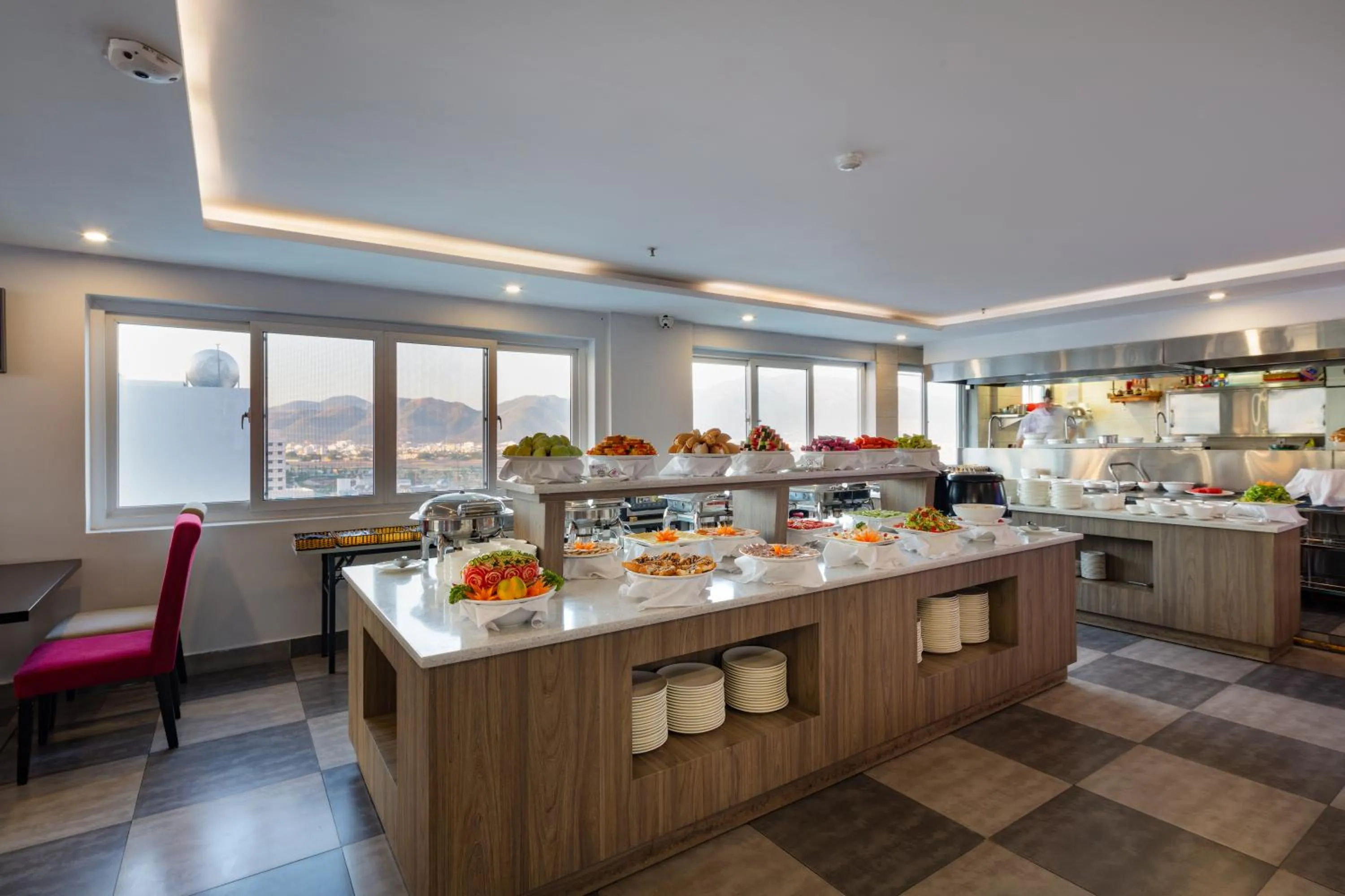 Restaurant/places to eat in Maple Leaf Hotel & Apartment