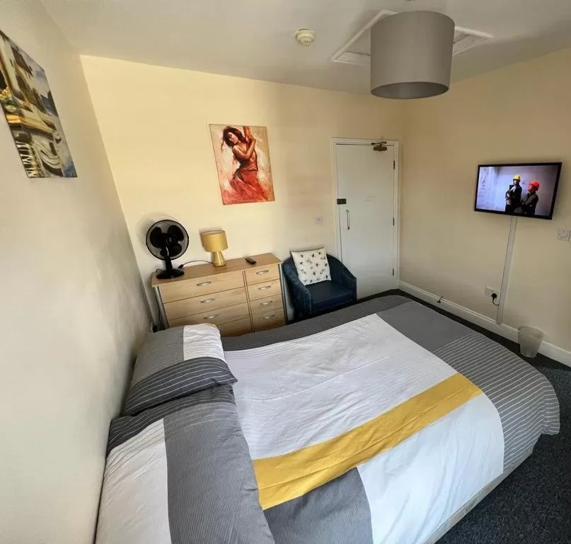 Photo of the whole room, Bed in The Hoptimist