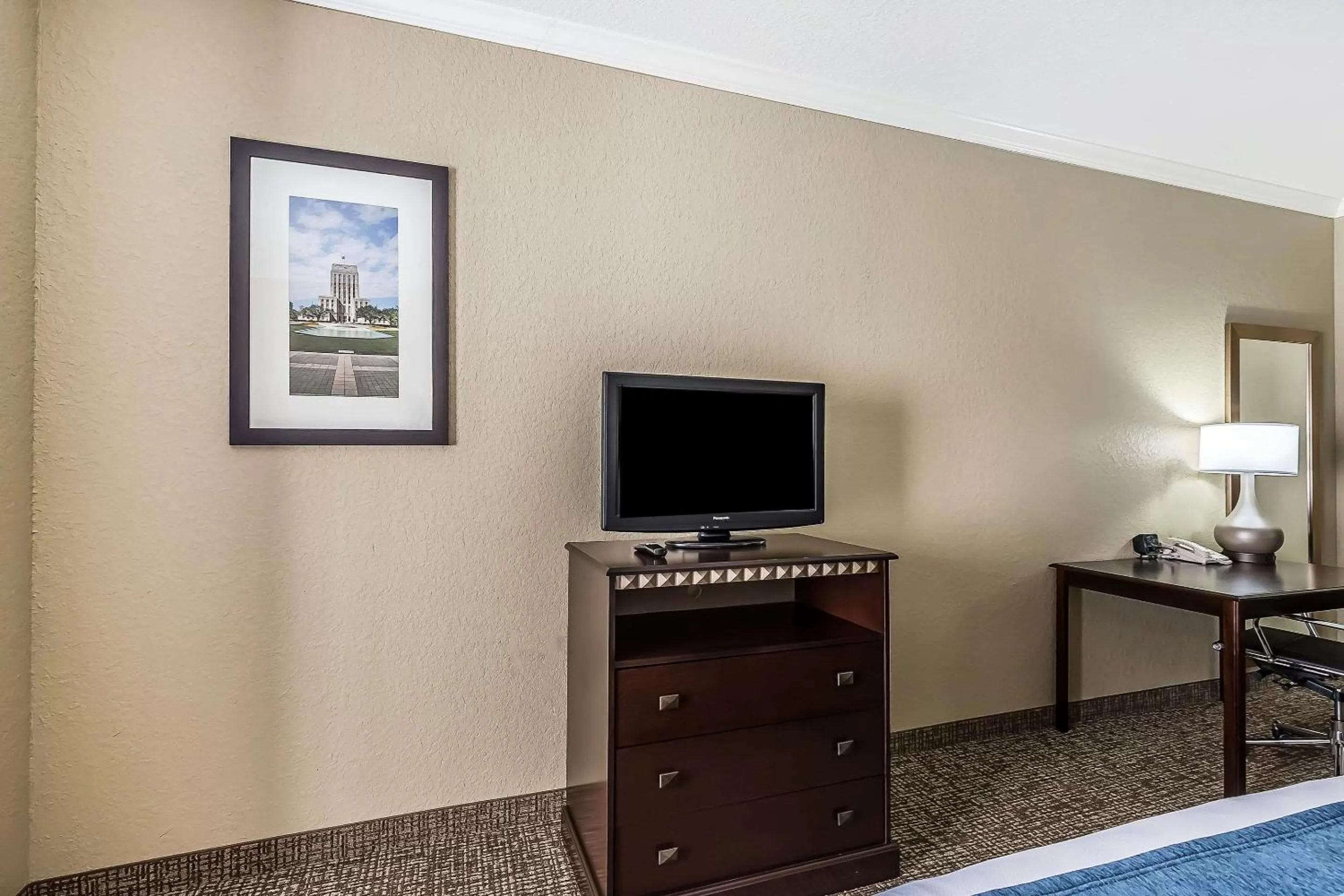 Photo of the whole room, TV/Entertainment Center in Comfort Suites Houston IAH Airport - Beltway 8