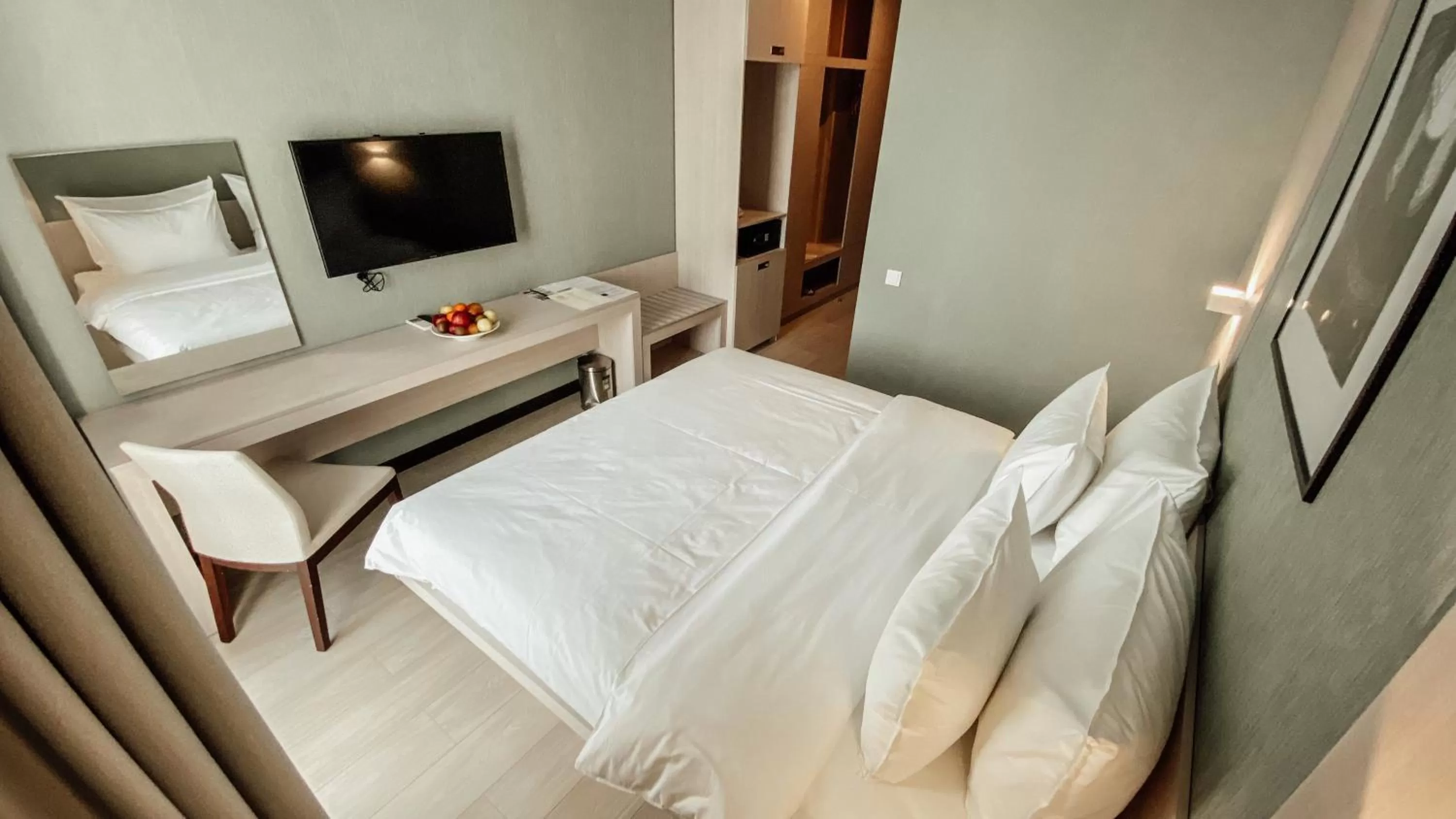 Photo of the whole room, Bed in Resident City Hotel