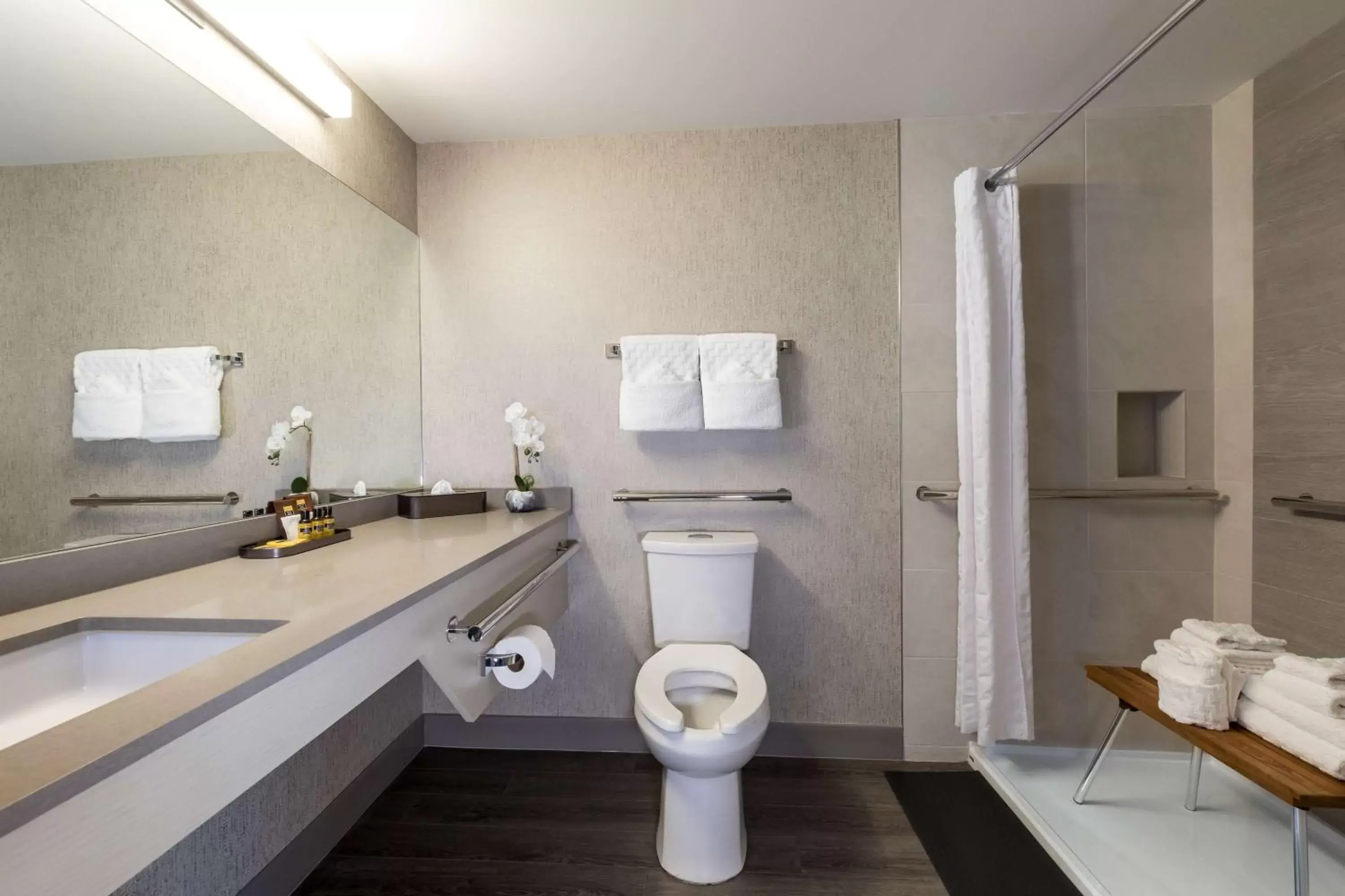 King Room with Roll-In Shower and View - Mobility Accessible/Non-Smoking in Best Western Plus Tin Wis Resort King Room with Roll-In Shower and View - Mobility Accessible/Non-Smoking in Best Western Plus Tin Wis Resort