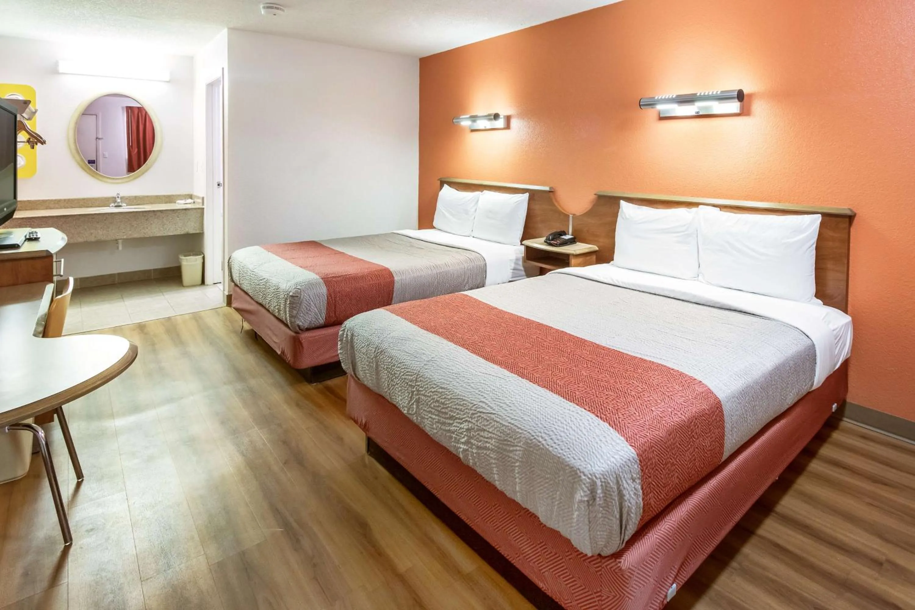 TV and multimedia, Bed in Motel 6-Dayton, OH - Englewood