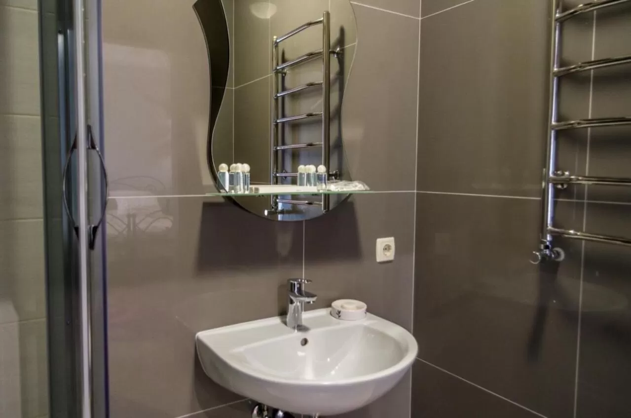 Shower, Bathroom in Ermitazh Hotel Complex
