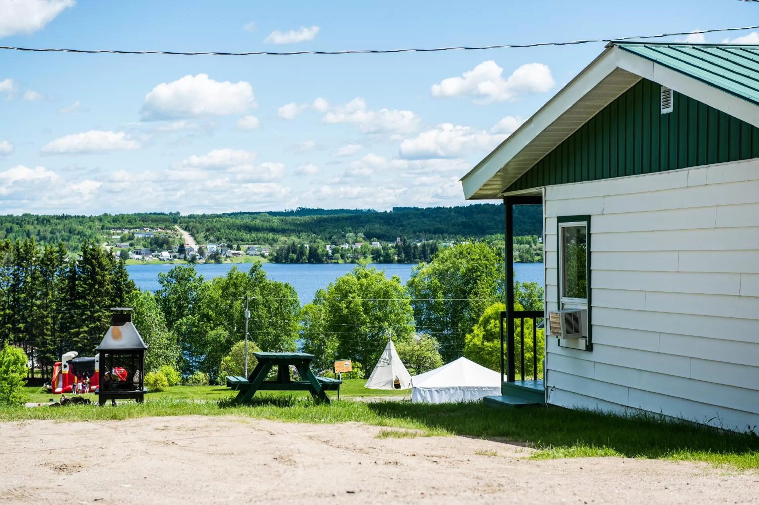 Lake view, Patio/Outdoor Area in Auberge Éva