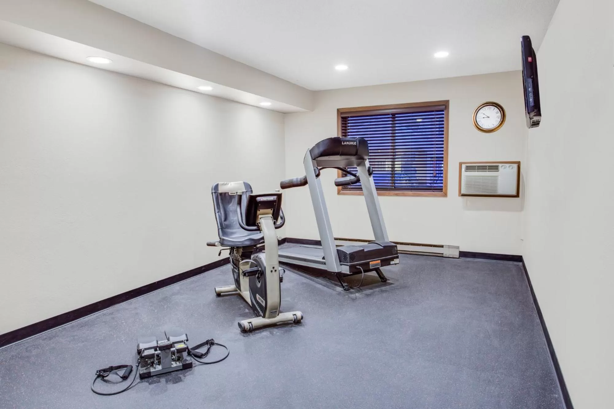 Fitness centre/facilities in Super 8 by Wyndham Green Bay Near Stadium