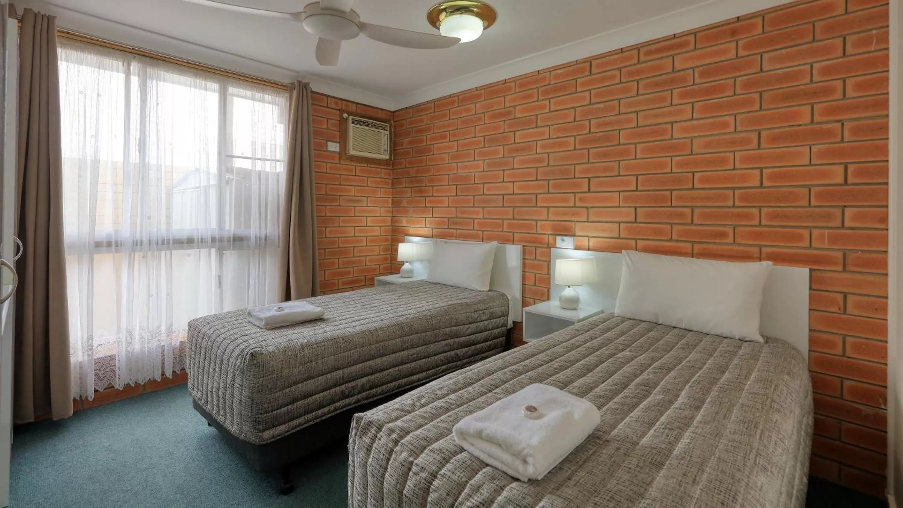 Bed in Gunsynd Motor Inn