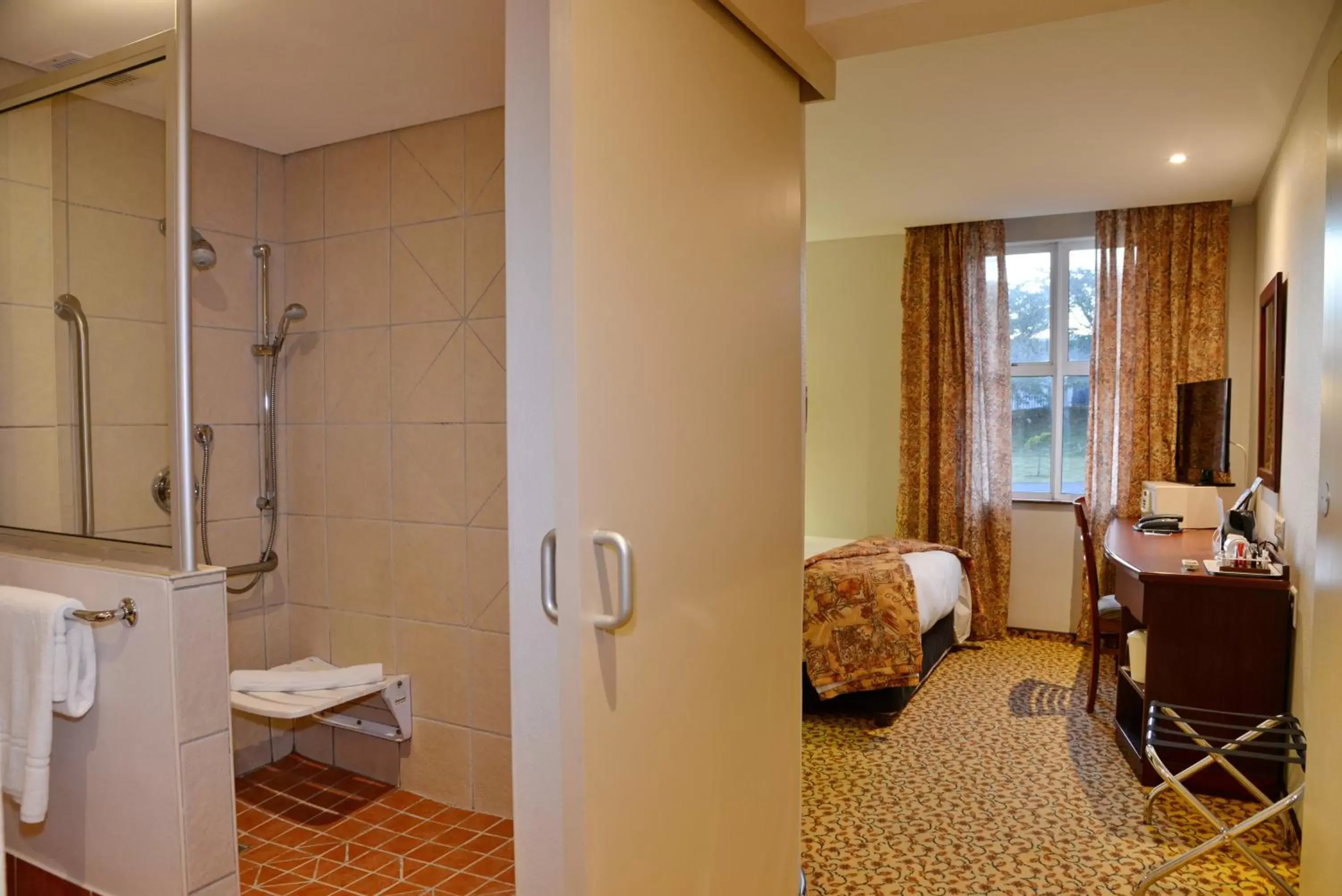 Double Room - Disability Access in Town Lodge George Double Room - Disability Access in Town Lodge George