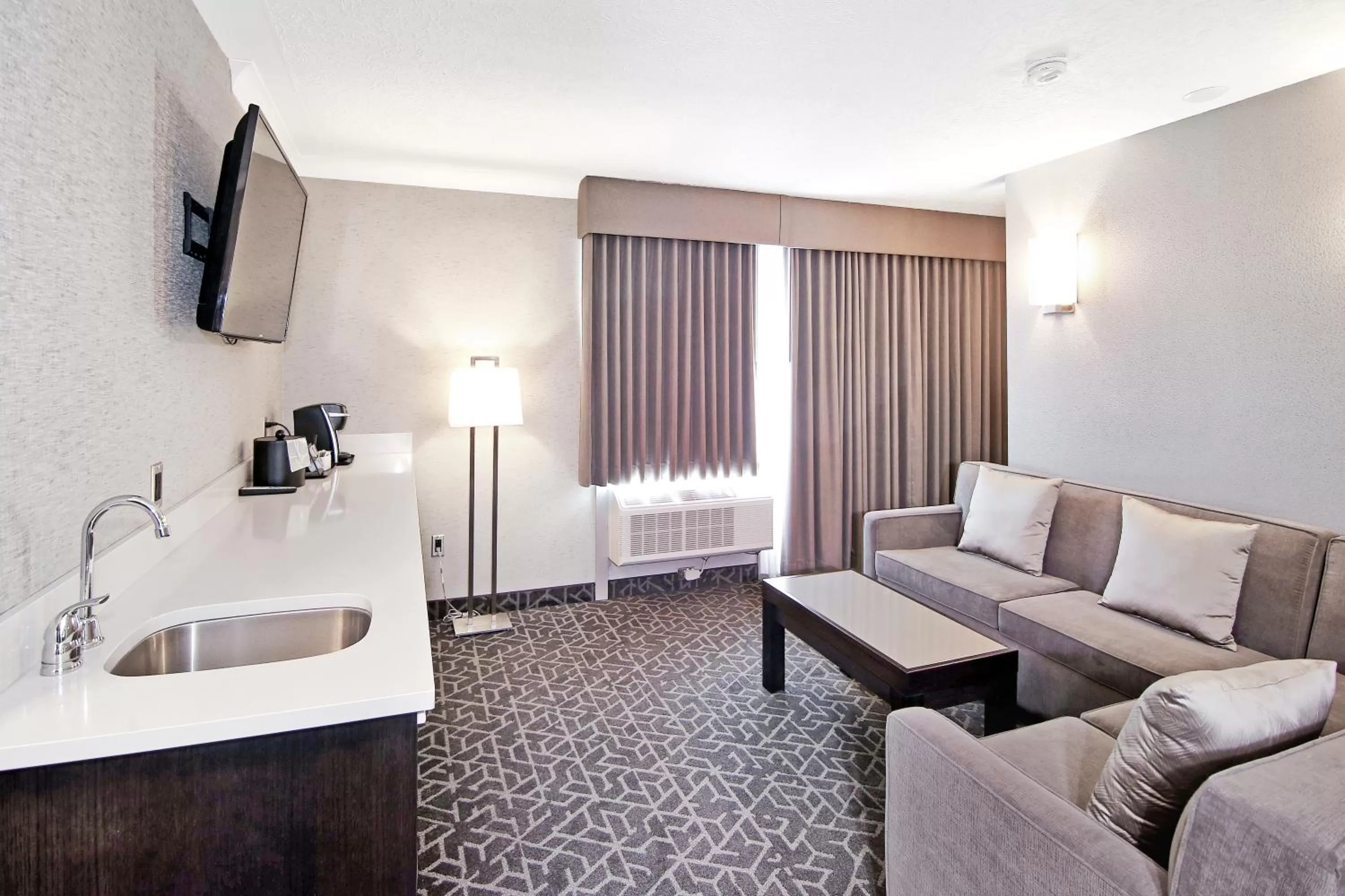 Seating area in Best Western Plus Banff International Lodge