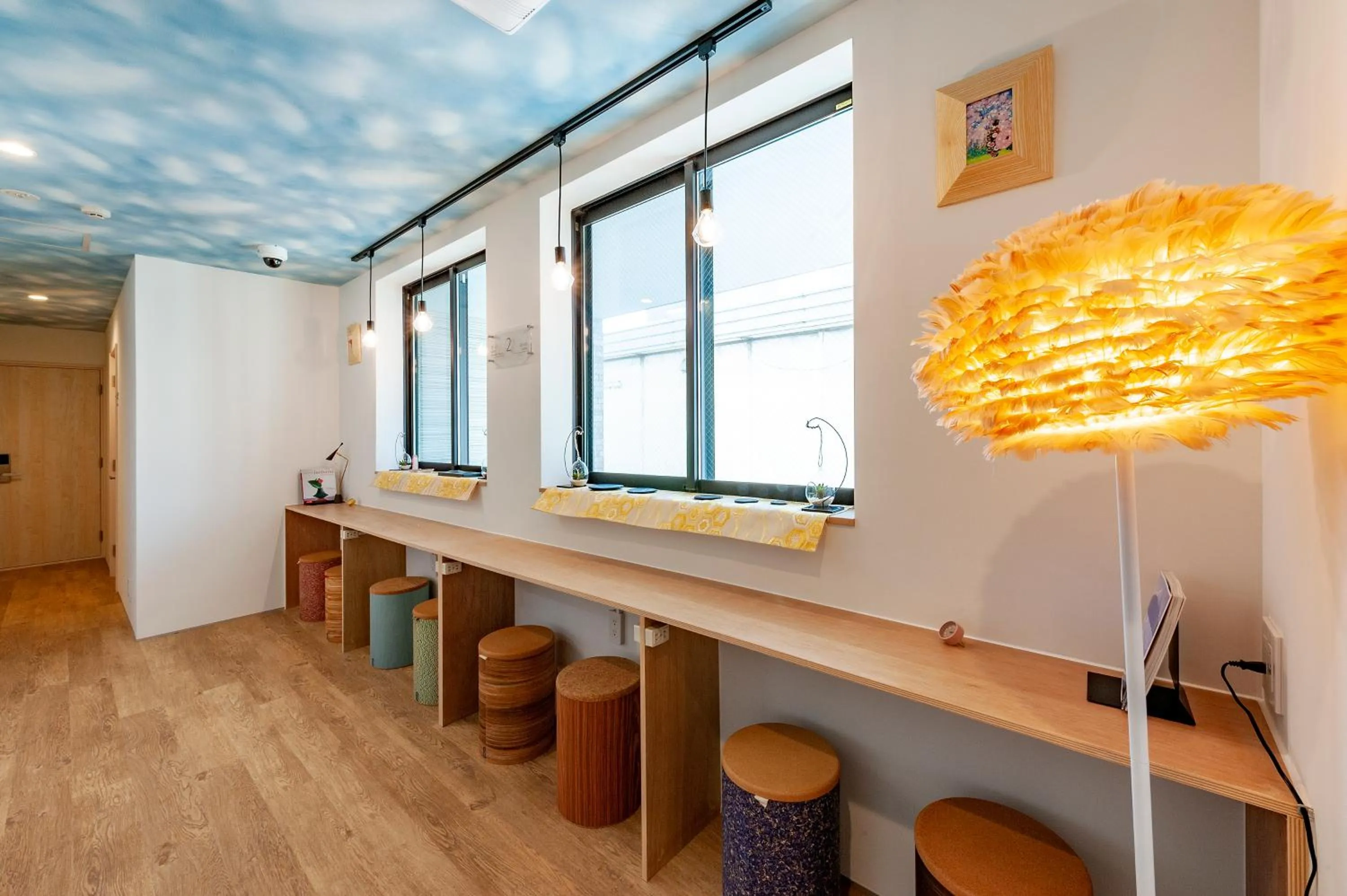 Communal lounge/ TV room in plat hostel keikyu haneda home