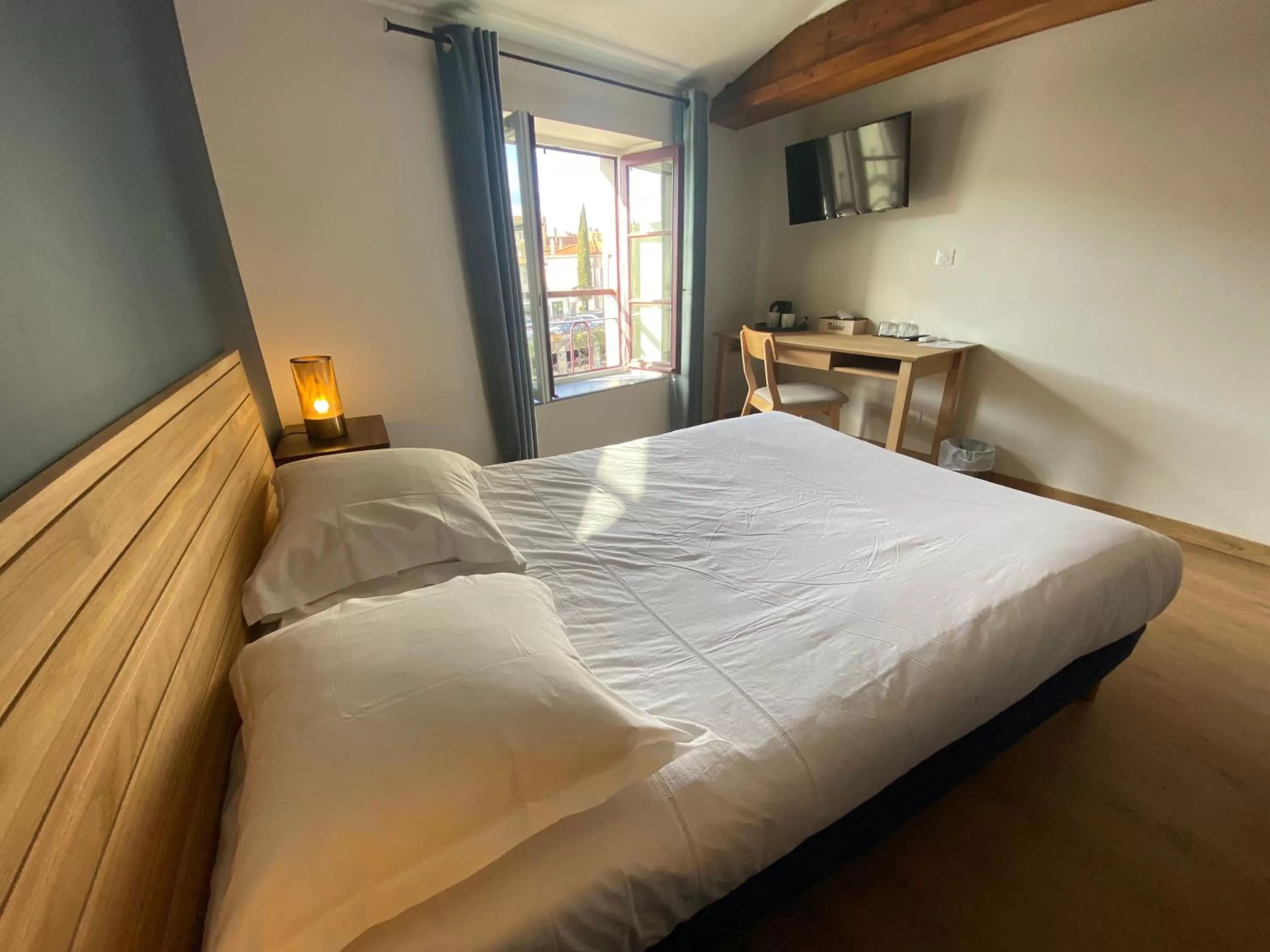 Bedroom in Le Miredames Hôtel-Bar