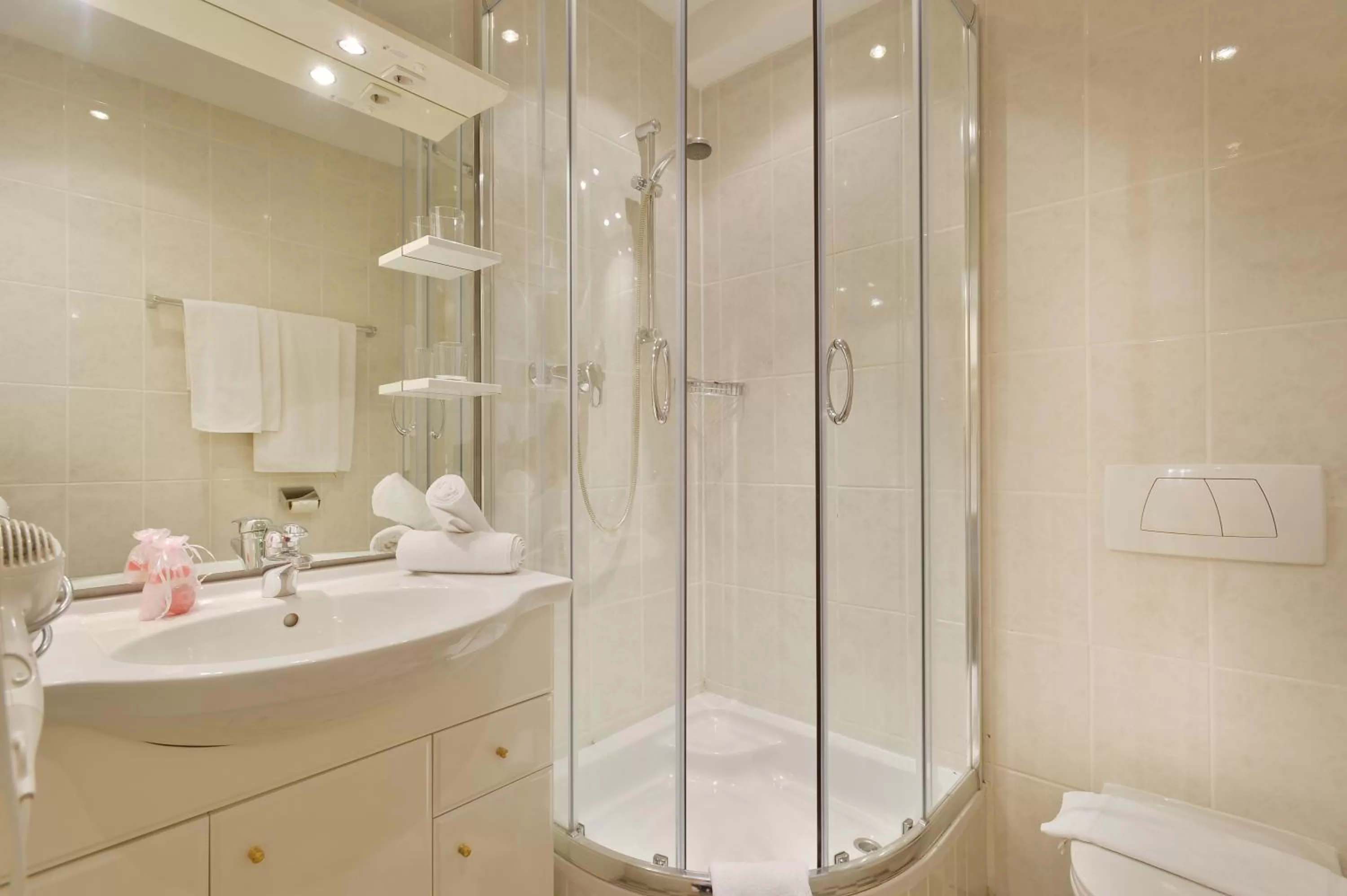 Bathroom in Apparthotel Tom Sojer