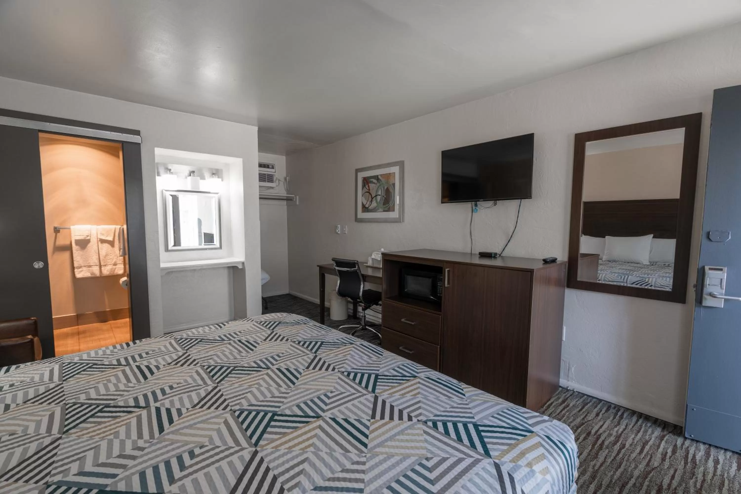 Photo of the whole room, Bed in Eastside Lodge