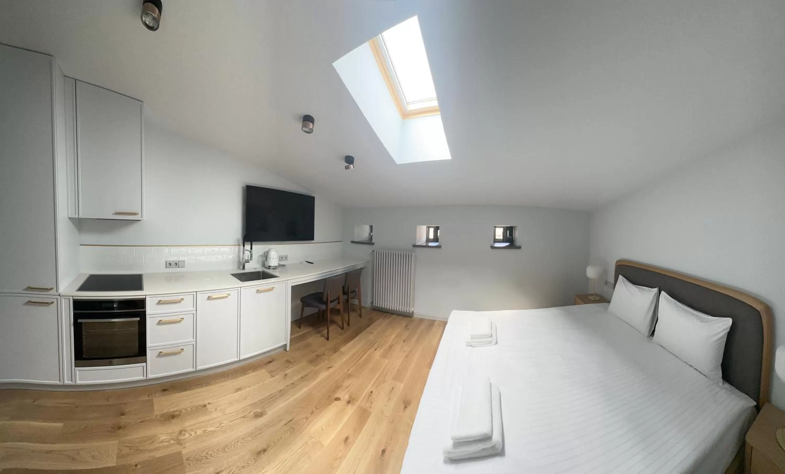 Bed, Kitchen/Kitchenette in Roze Center Apartments